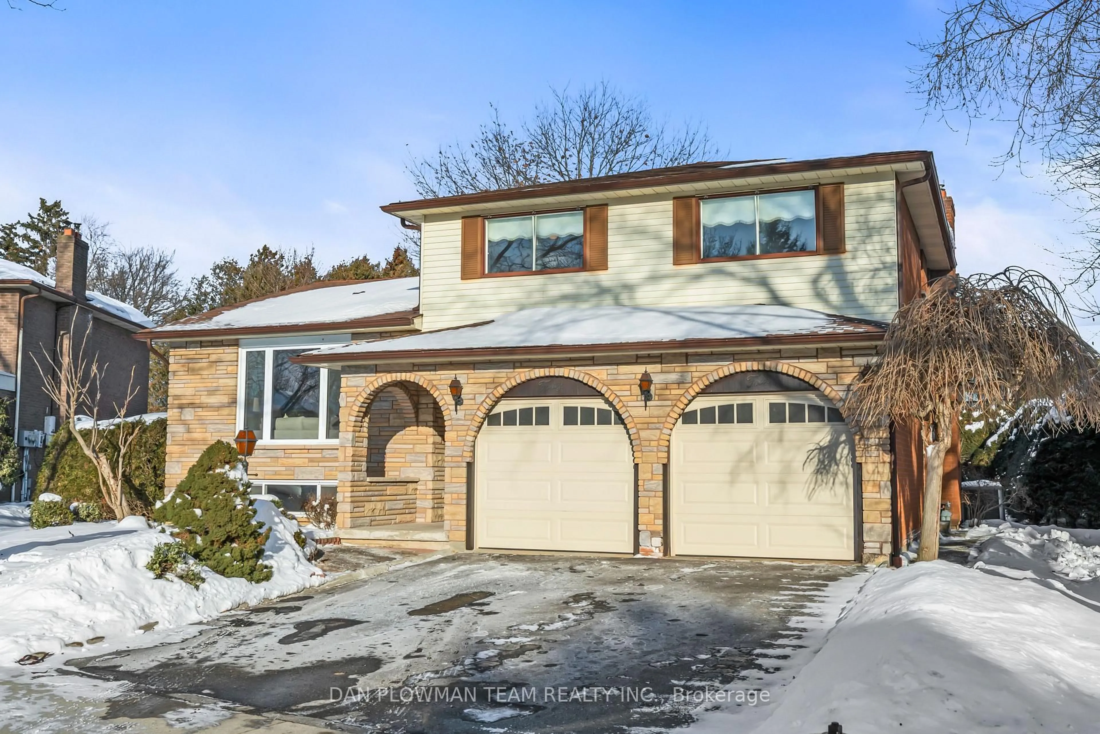 Home with brick exterior material, street for 44 Evergreen Dr, Whitby Ontario L1N 6N6