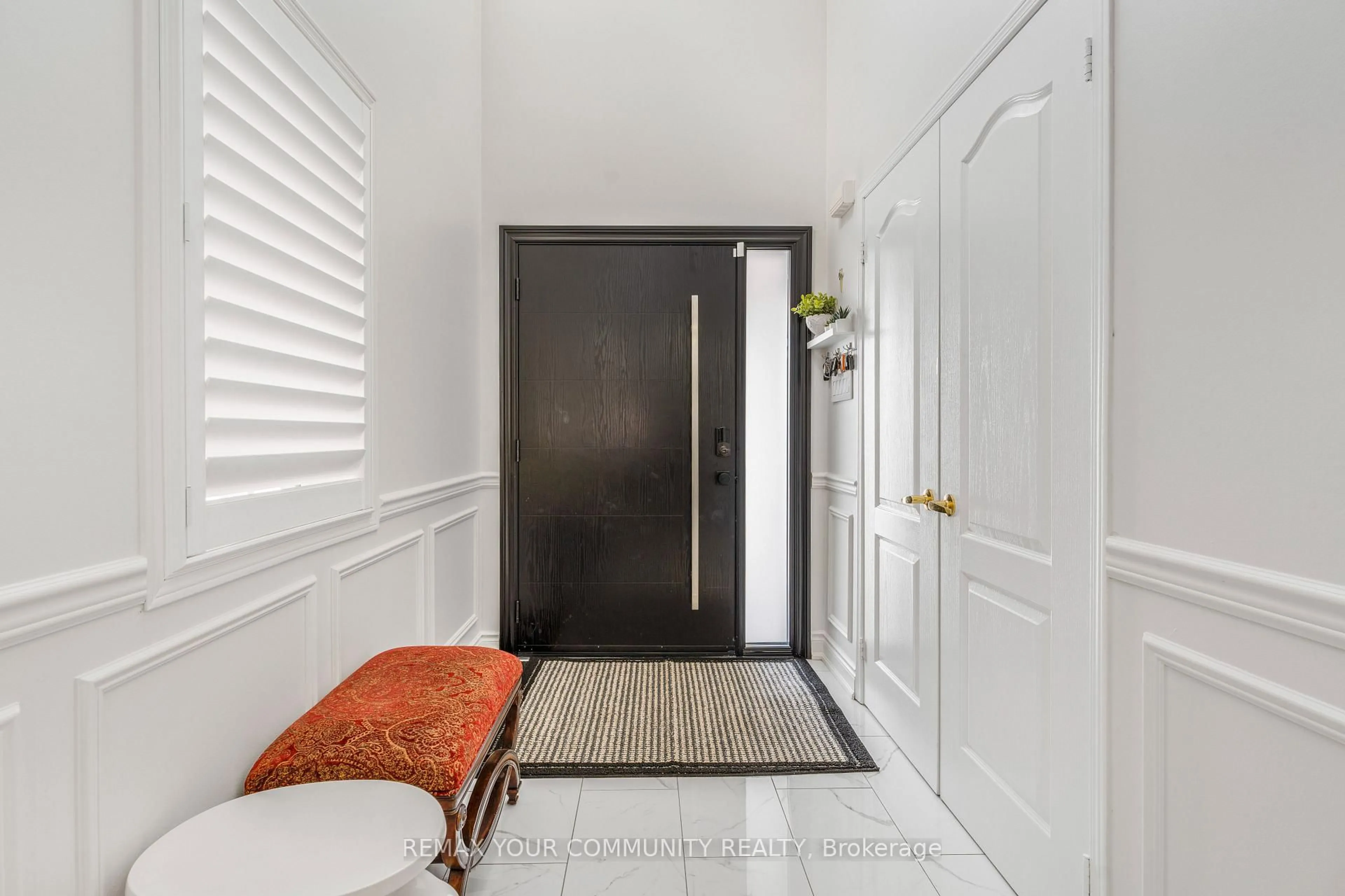 Indoor entryway for 18 Nieuwendyk St, Whitby Ontario L1P 1V4