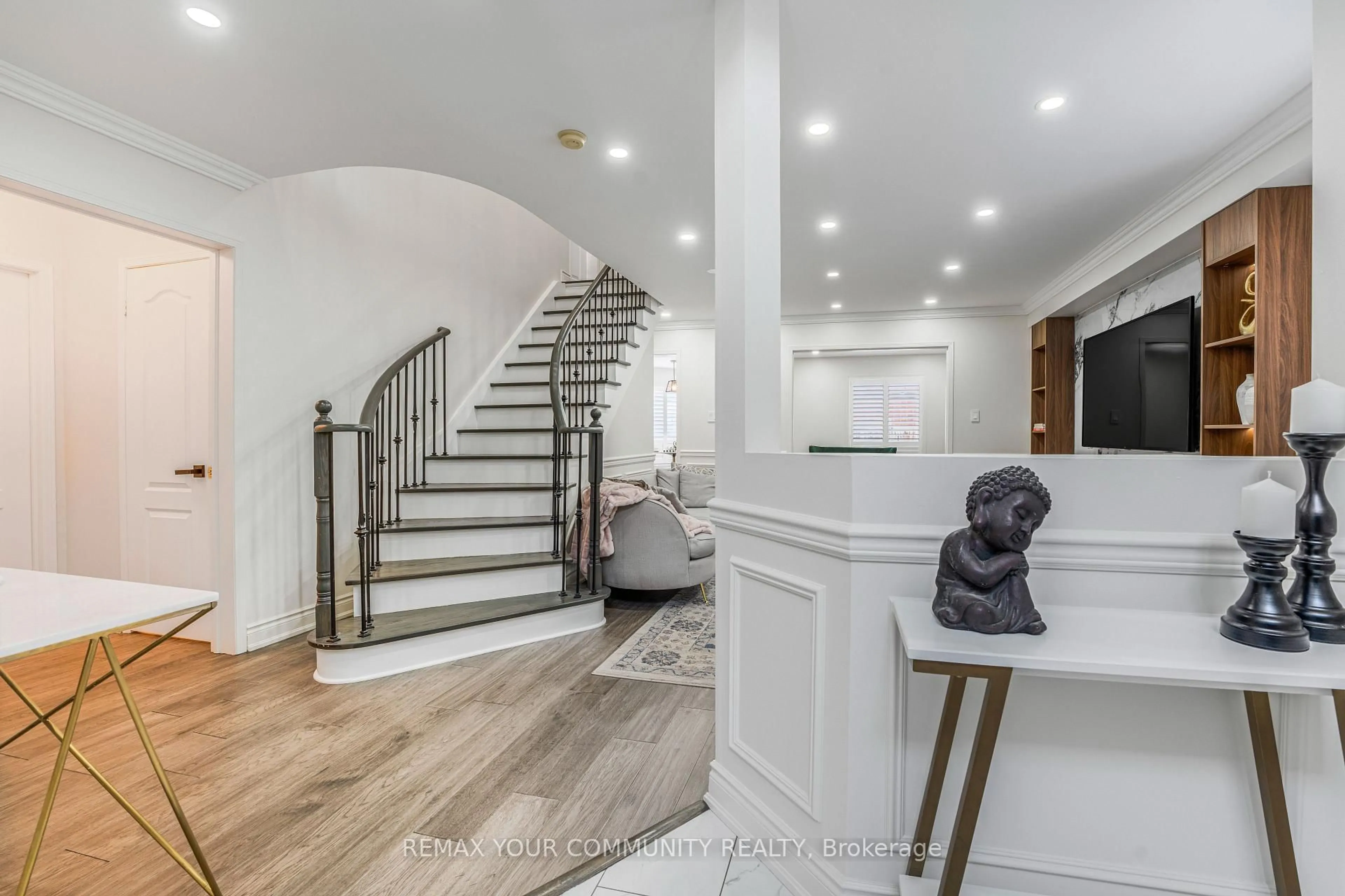 Indoor entryway for 18 Nieuwendyk St, Whitby Ontario L1P 1V4