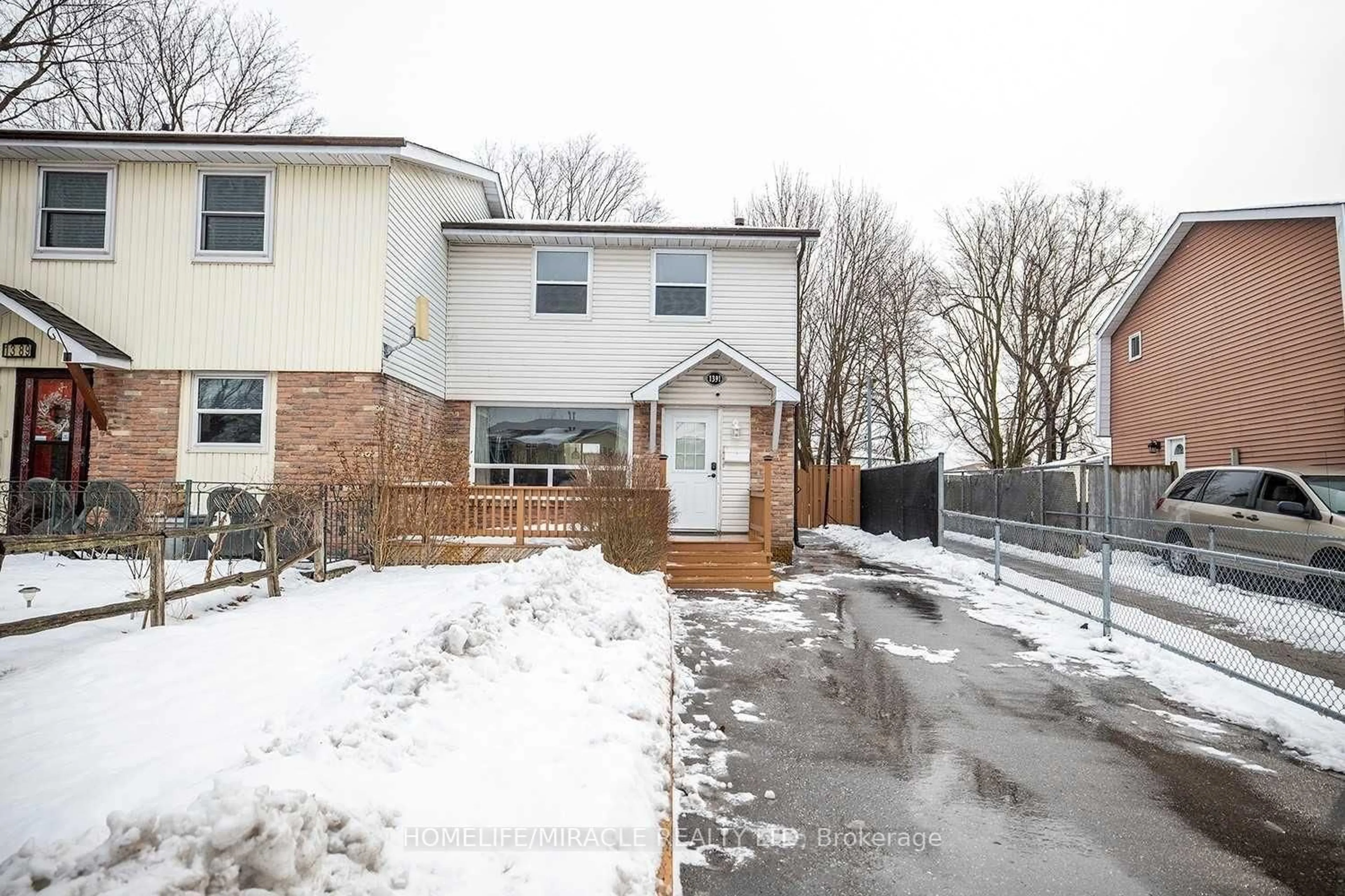 A pic from outside/outdoor area/front of a property/back of a property/a pic from drone, street for 1391 Fenelon Cres, Oshawa Ontario L1J 6G2