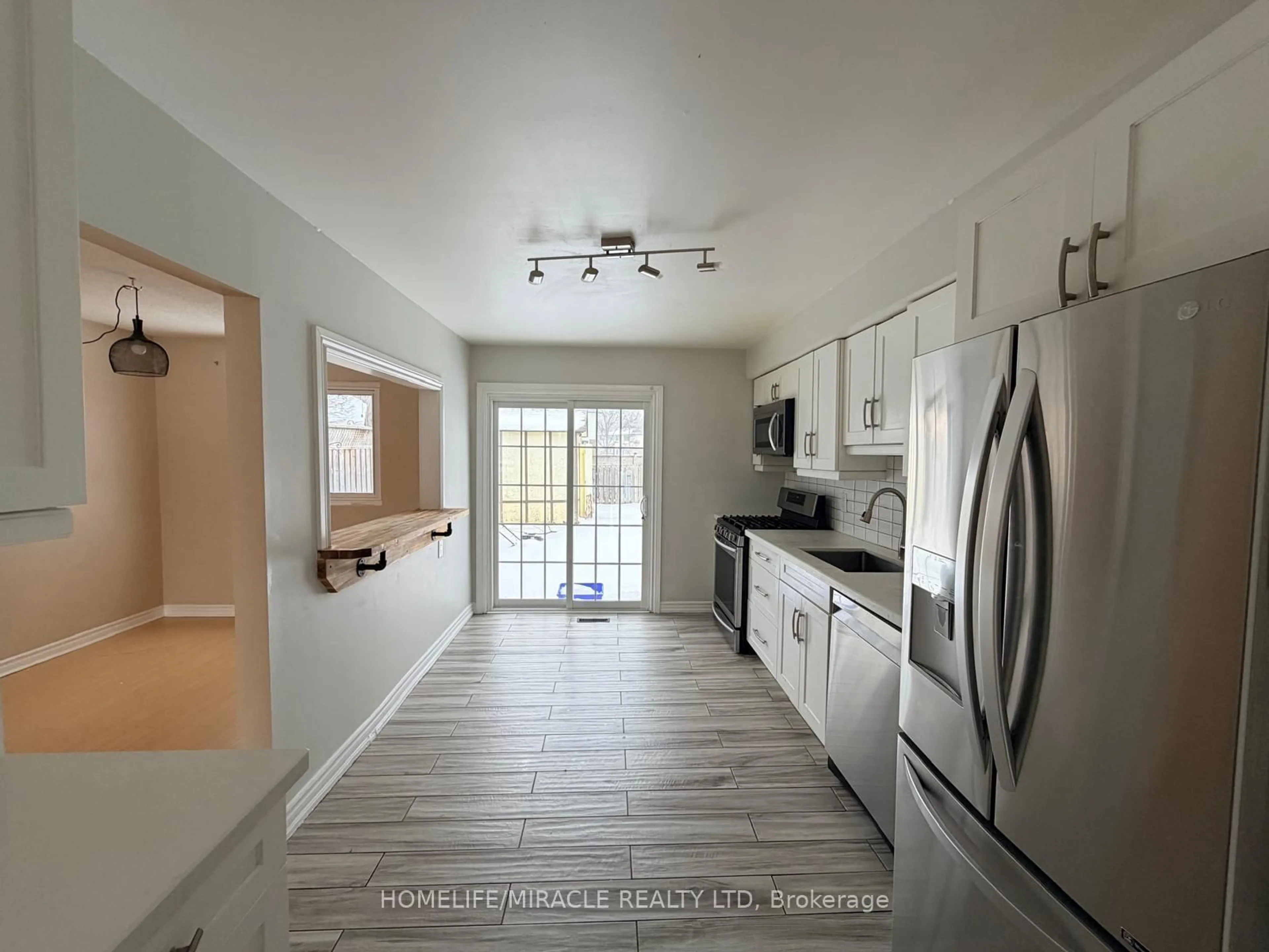 Open concept kitchen, ceramic/tile floor for 1391 Fenelon Cres, Oshawa Ontario L1J 6G2