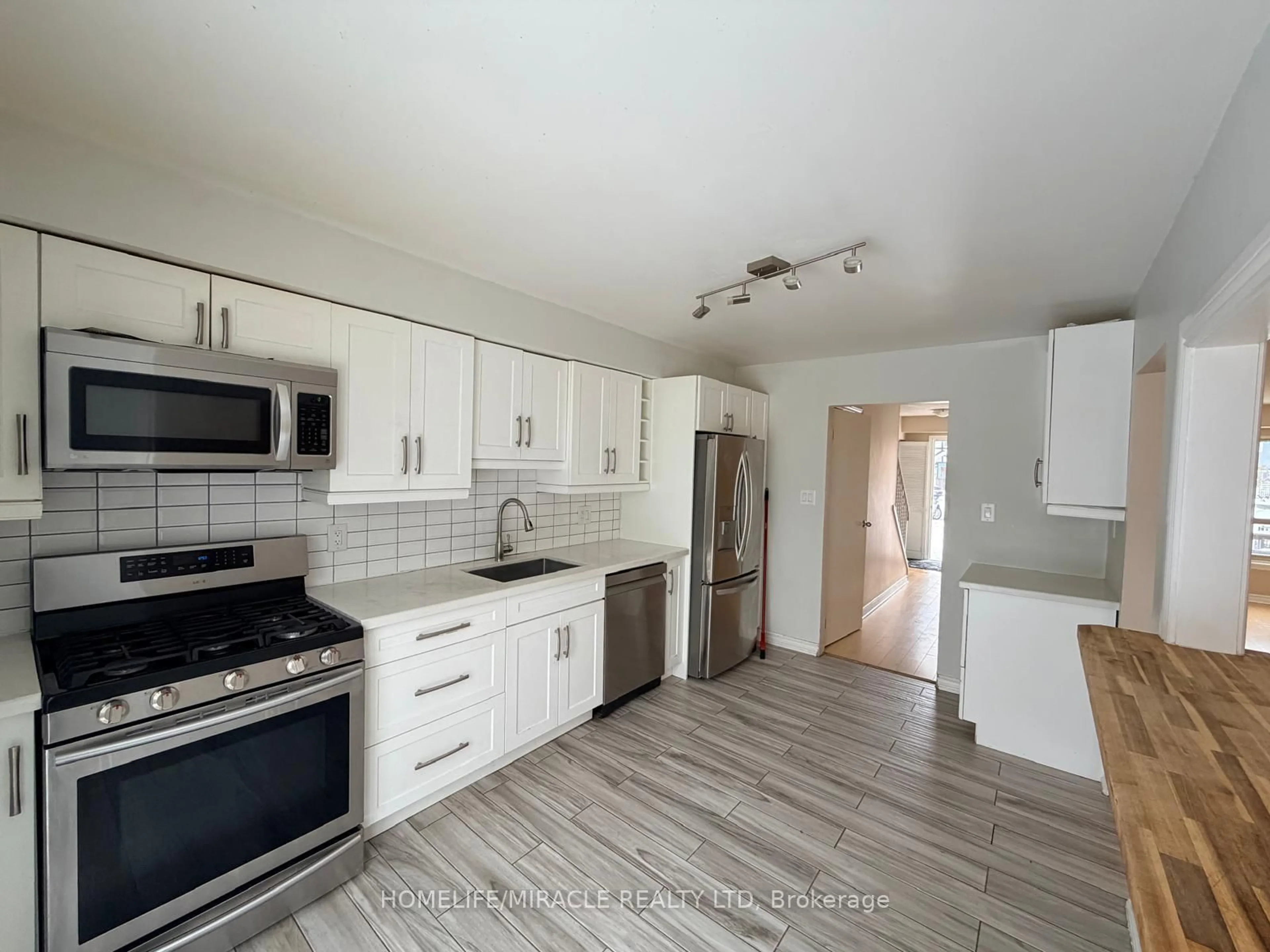 Open concept kitchen, unknown for 1391 Fenelon Cres, Oshawa Ontario L1J 6G2