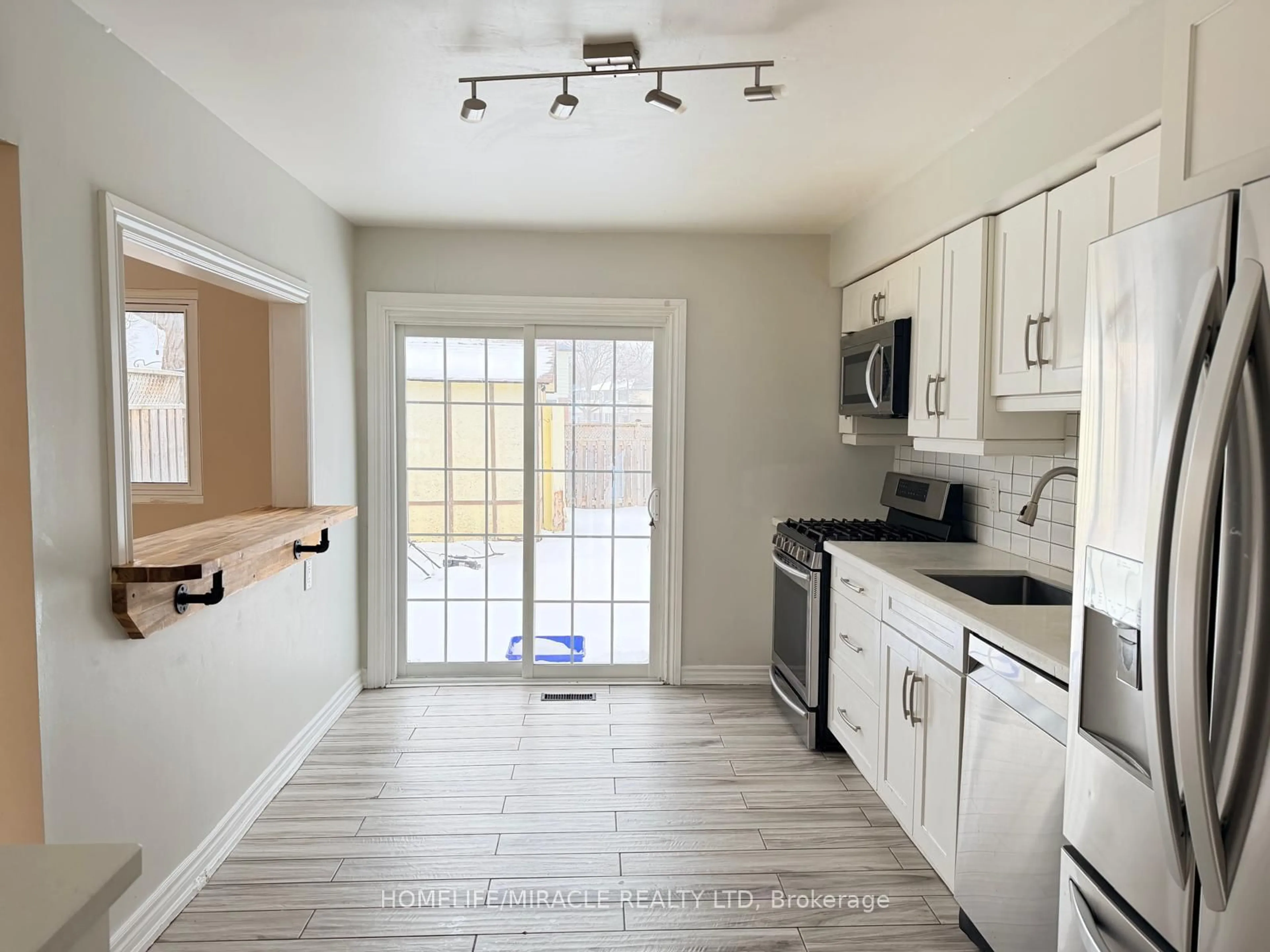 Unknown for 1391 Fenelon Cres, Oshawa Ontario L1J 6G2