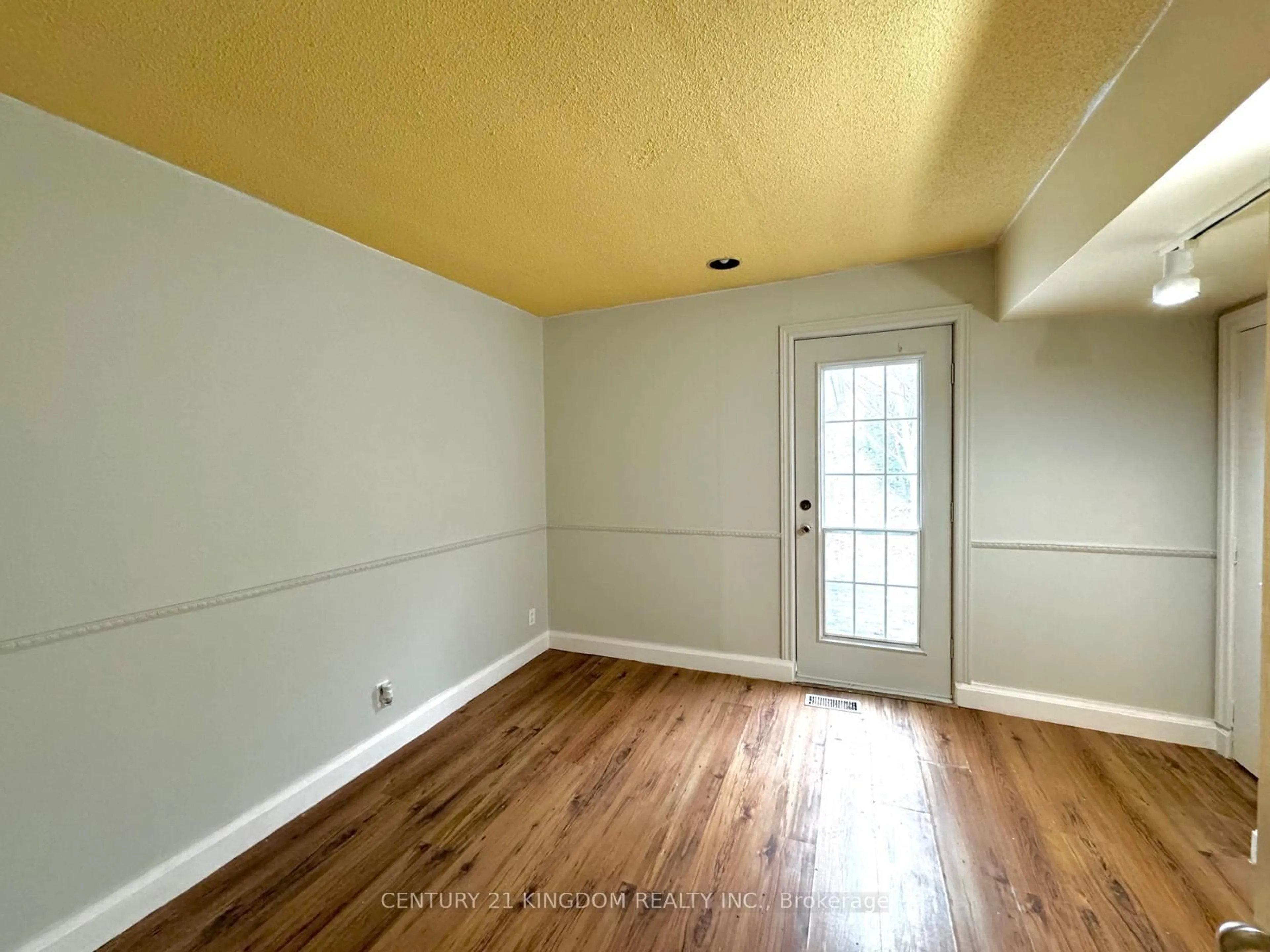 A pic of a room for 208 Palmerston Ave, Whitby Ontario L1N 3E7