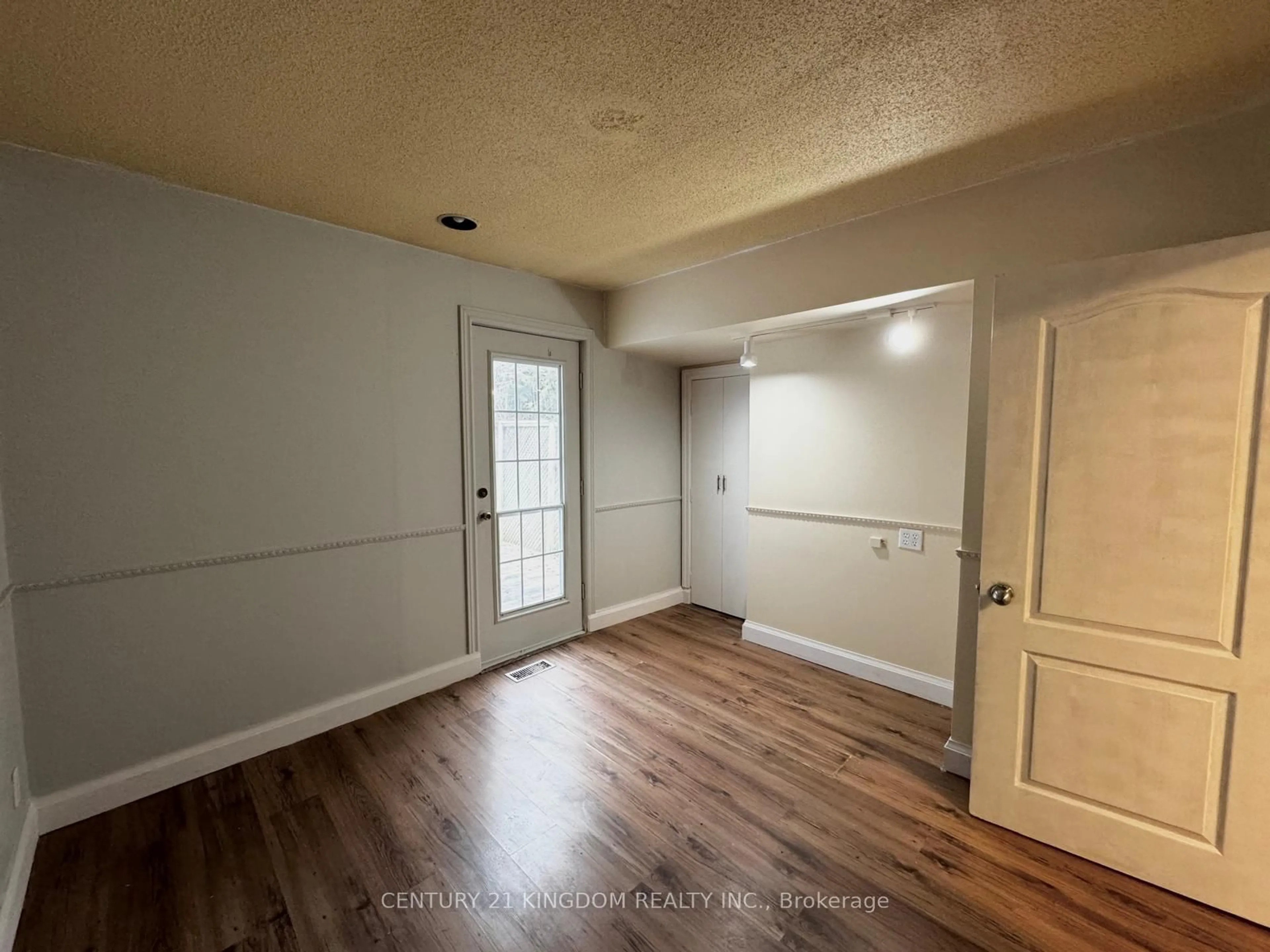 A pic of a room for 208 Palmerston Ave, Whitby Ontario L1N 3E7