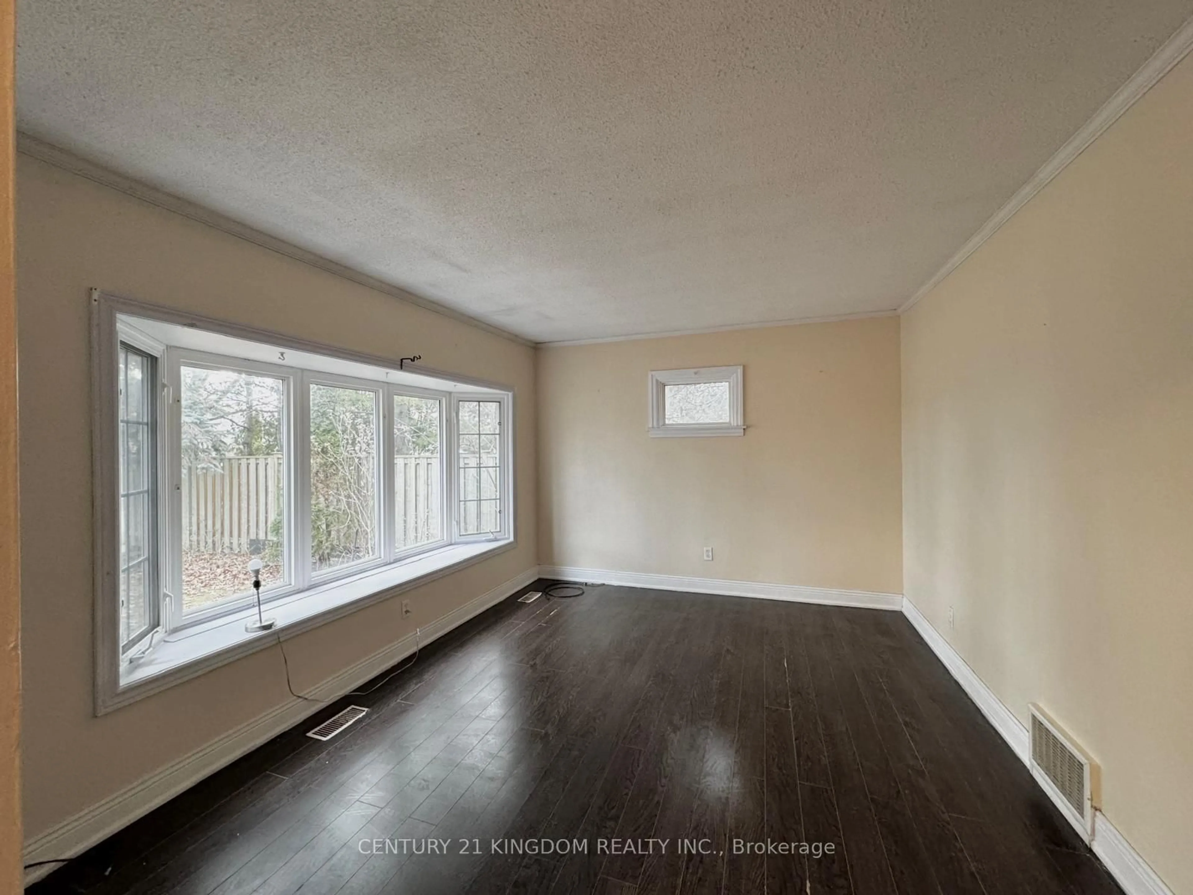 A pic of a room for 208 Palmerston Ave, Whitby Ontario L1N 3E7