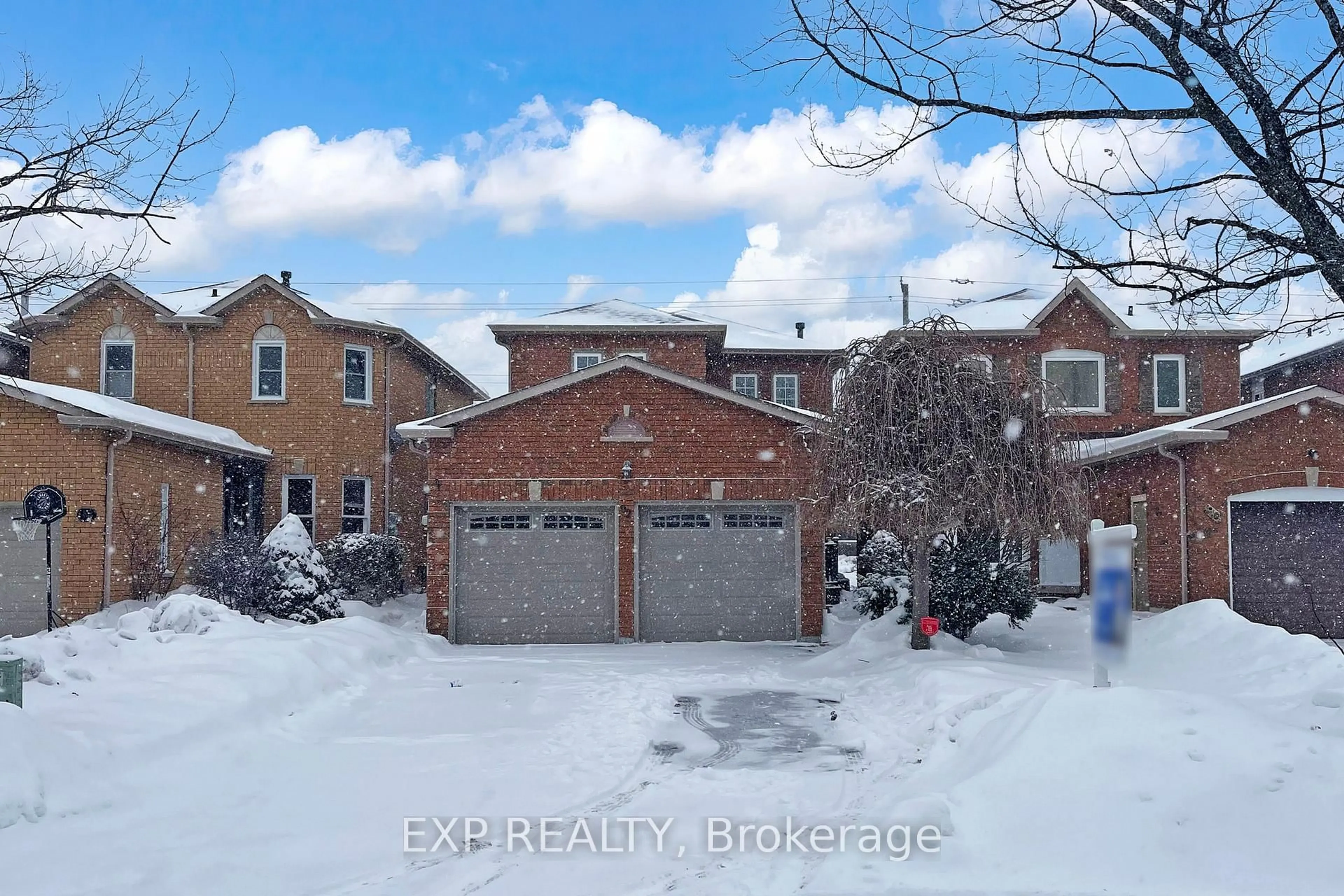 A pic from outside/outdoor area/front of a property/back of a property/a pic from drone, street for 92 Hartrick Pl, Whitby Ontario L1R 2C3