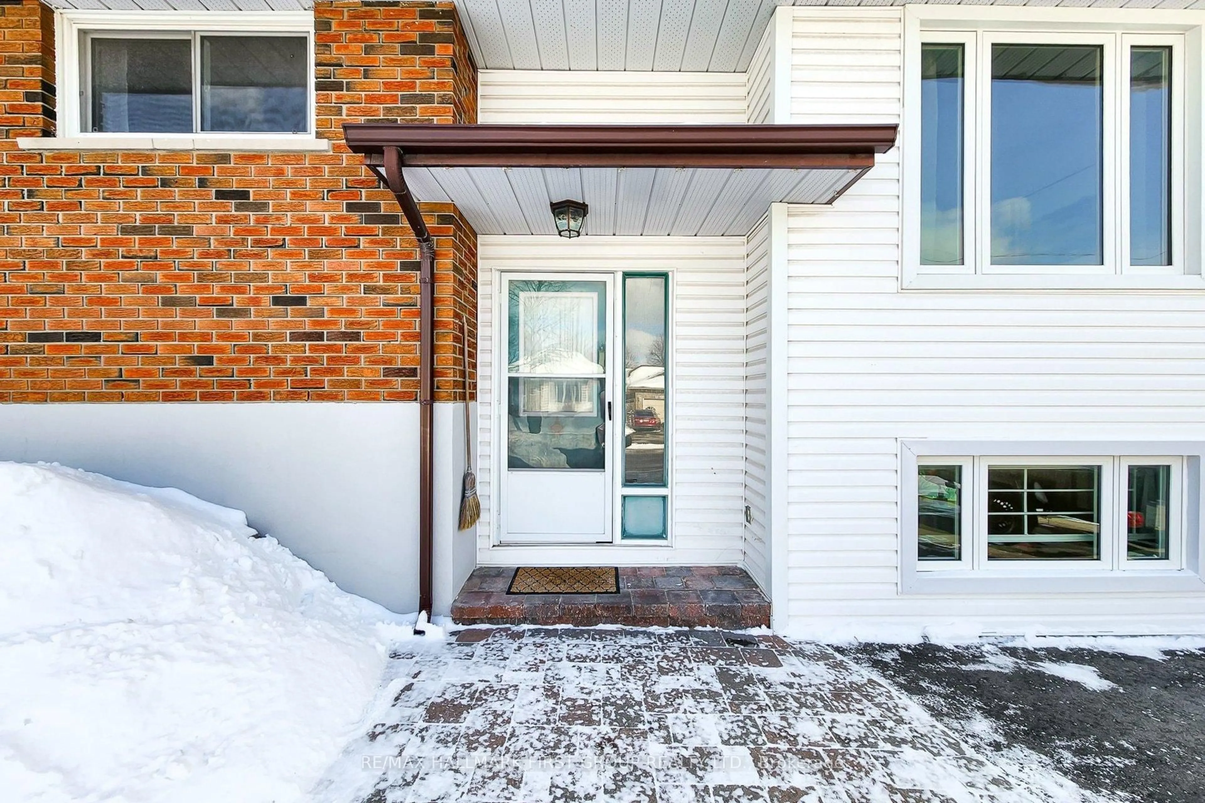 Unknown for 209 Johnson Ave, Whitby Ontario L1N 3T2