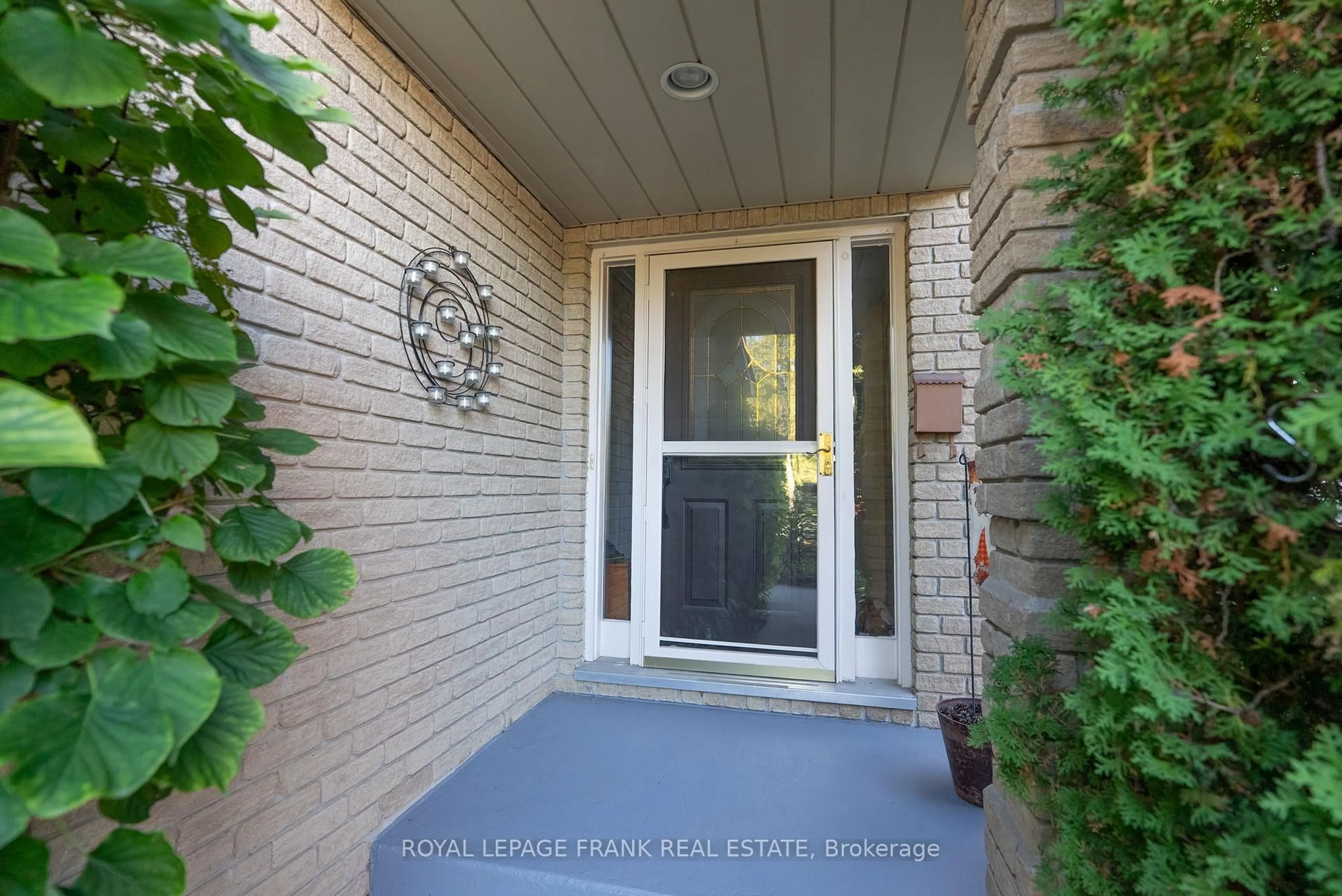 Indoor entryway for 59 Short Cres, Clarington Ontario L1E 2Z6