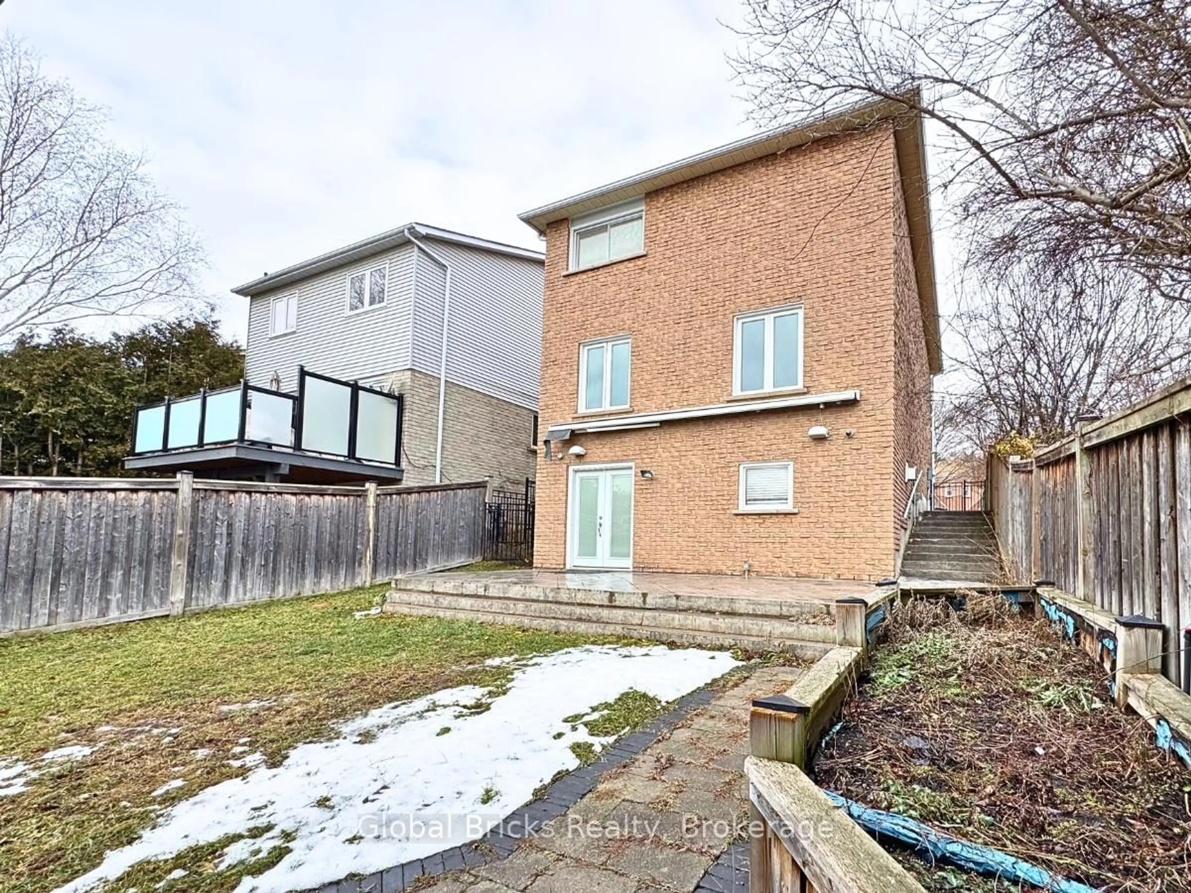 A pic from outside/outdoor area/front of a property/back of a property/a pic from drone, street for 41 Fieldview Cres, Whitby Ontario L1N 8B5