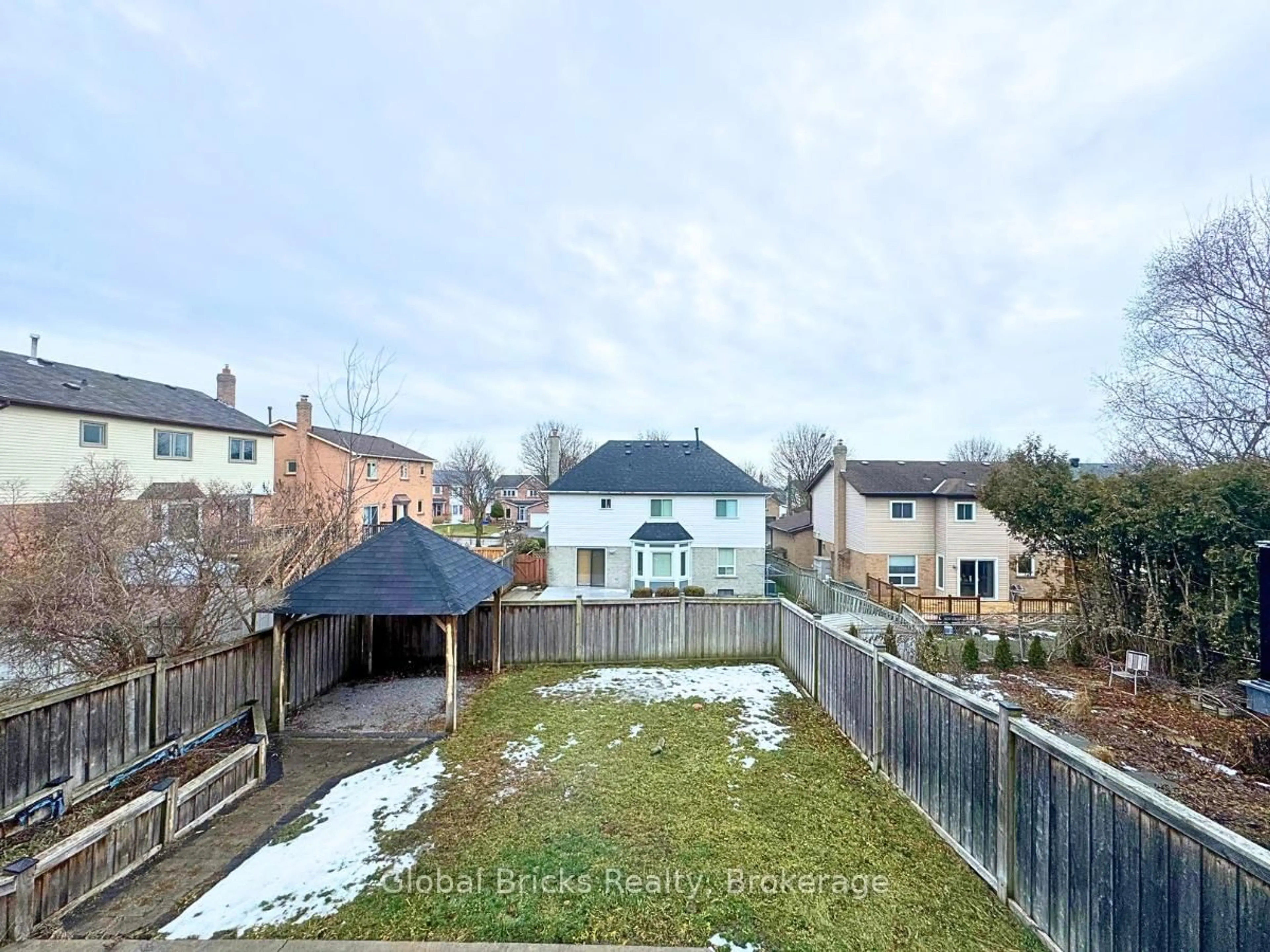 A pic from outside/outdoor area/front of a property/back of a property/a pic from drone, street for 41 Fieldview Cres, Whitby Ontario L1N 8B5