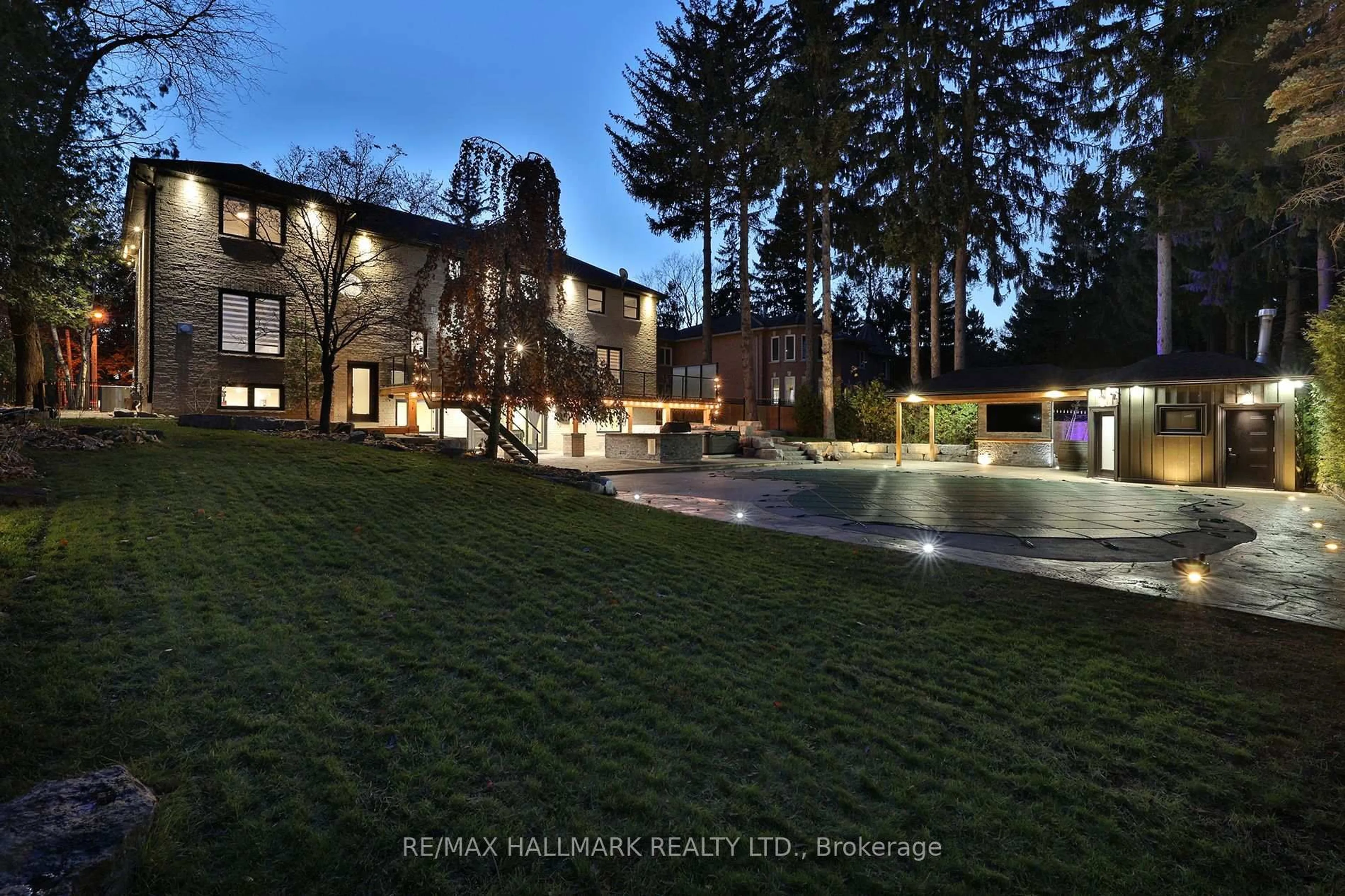 A pic from outside/outdoor area/front of a property/back of a property/a pic from drone, street for 88 Colonel Danforth Tr, Toronto Ontario M1C 1R1