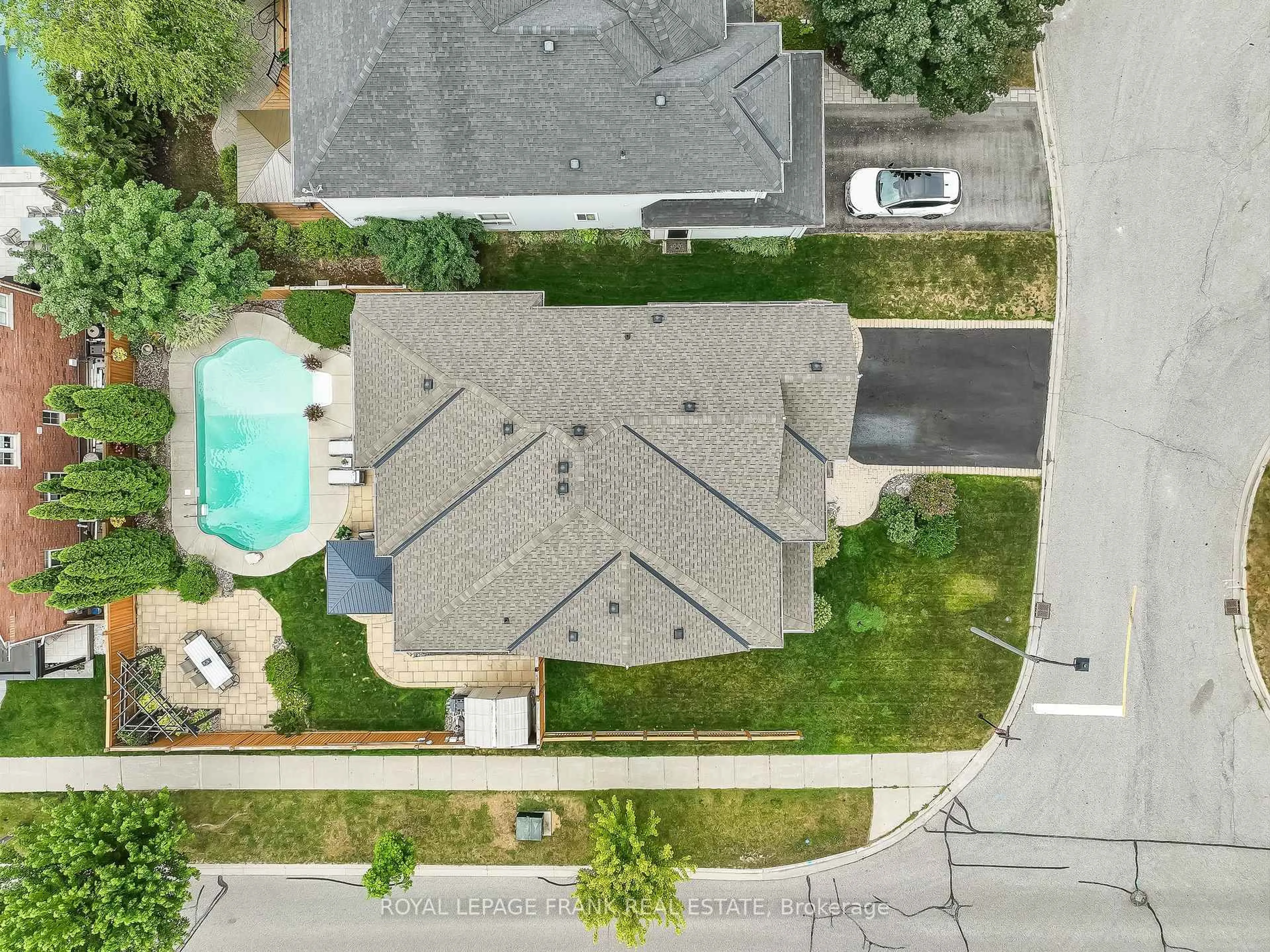 A pic from outside/outdoor area/front of a property/back of a property/a pic from drone, street for 2 Braddock Crt, Whitby Ontario L1M 2N1