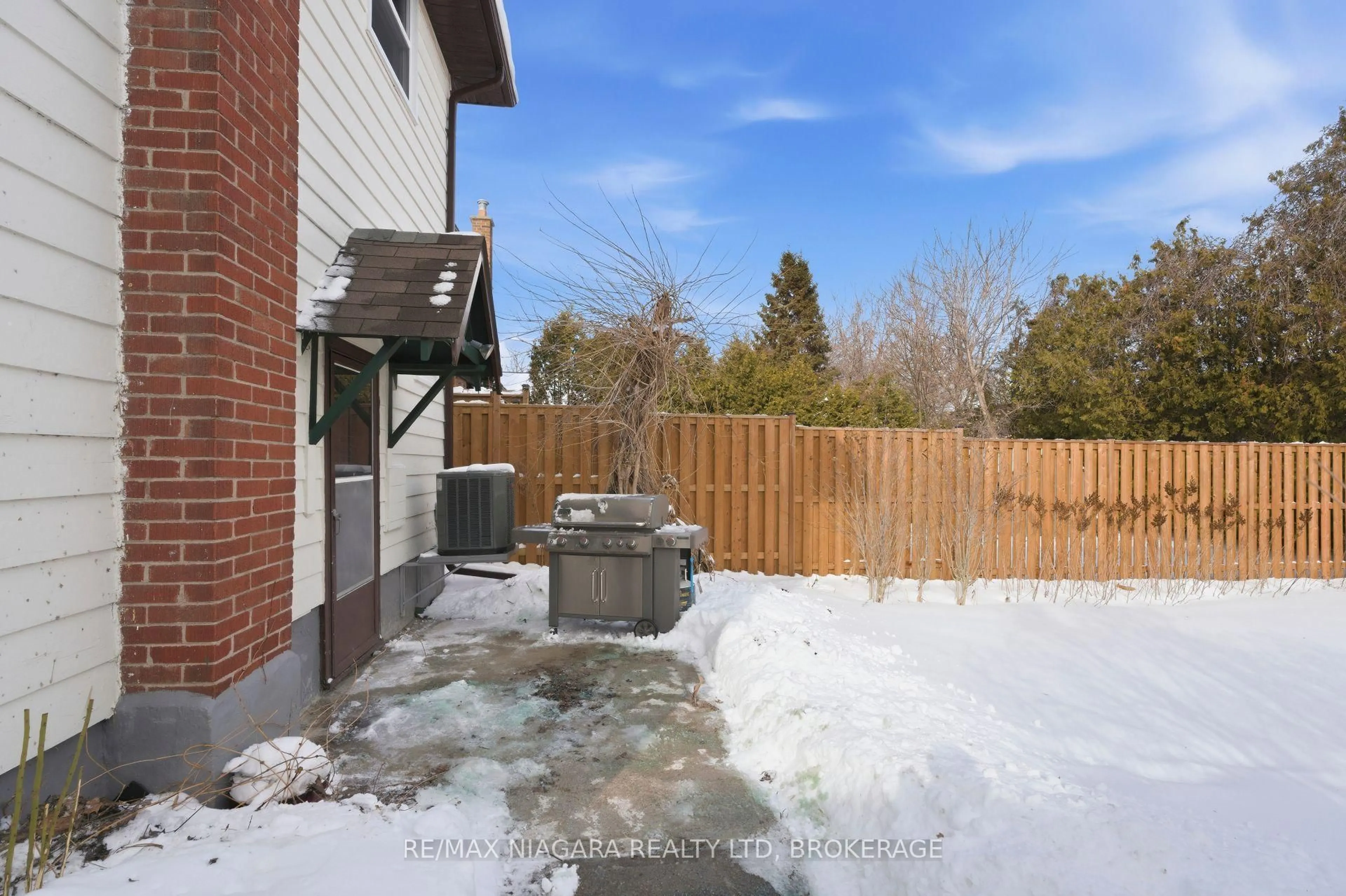 Patio, street for 365 Division St, Oshawa Ontario L1G 5M8