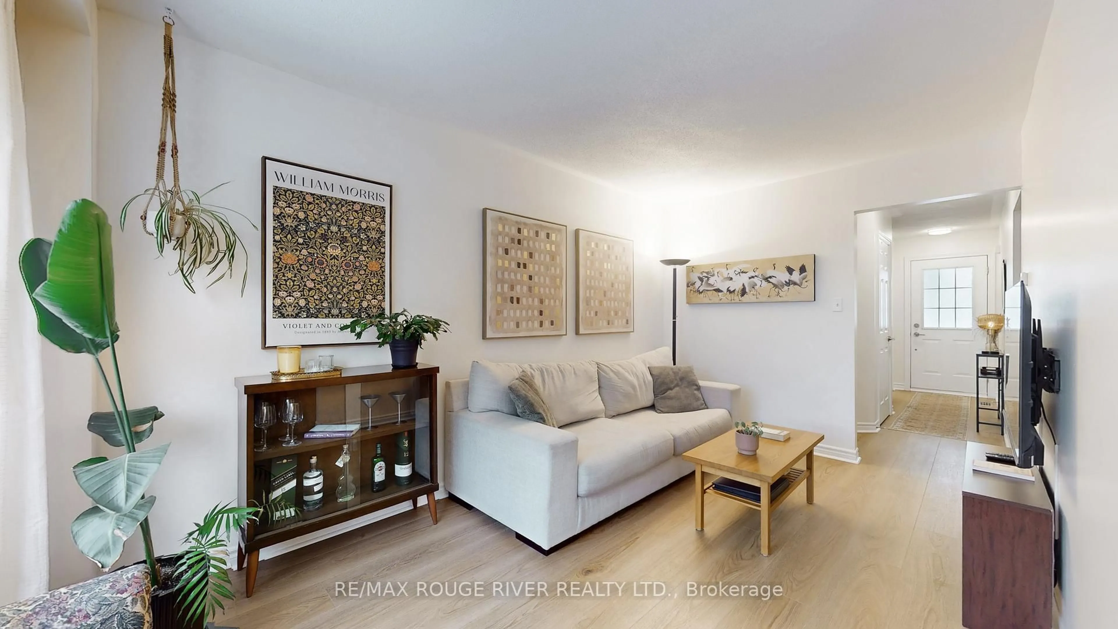 Living room with furniture, wood/laminate floor for 94 Richfield Sq, Clarington Ontario L1E 3G4