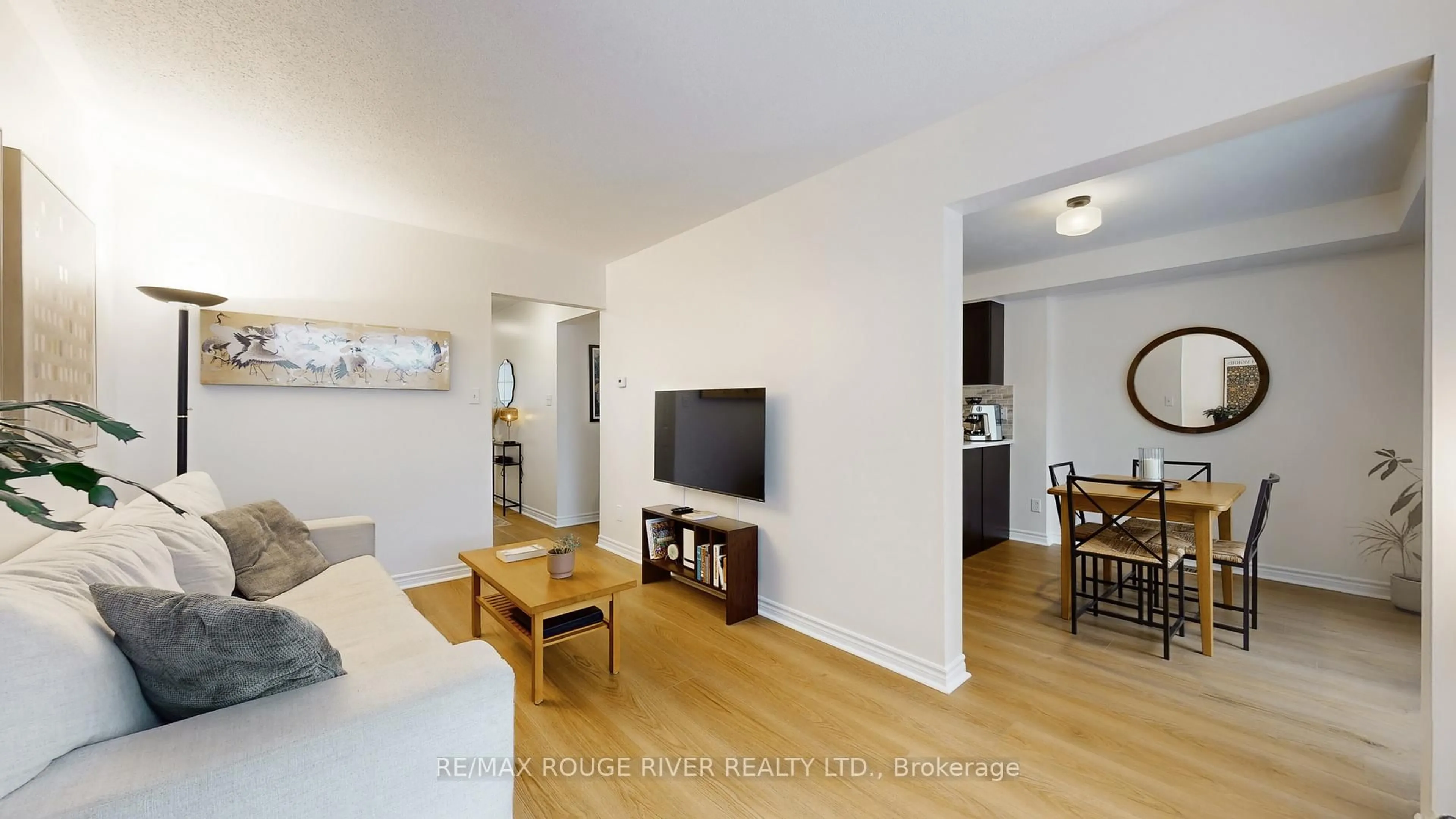 Living room with furniture, wood/laminate floor for 94 Richfield Sq, Clarington Ontario L1E 3G4