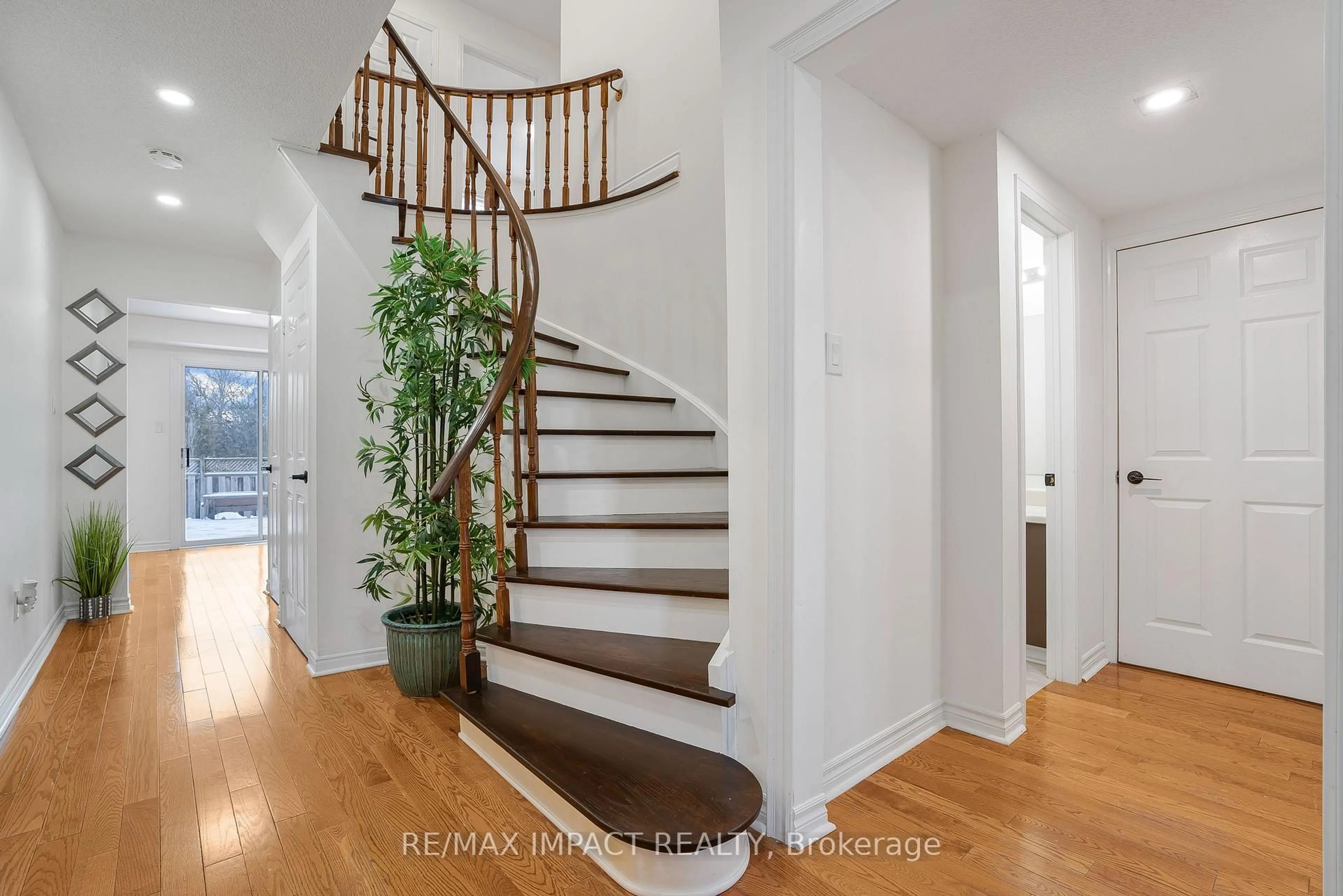 Indoor entryway for 56 Calverley Tr, Toronto Ontario M1C 3K2