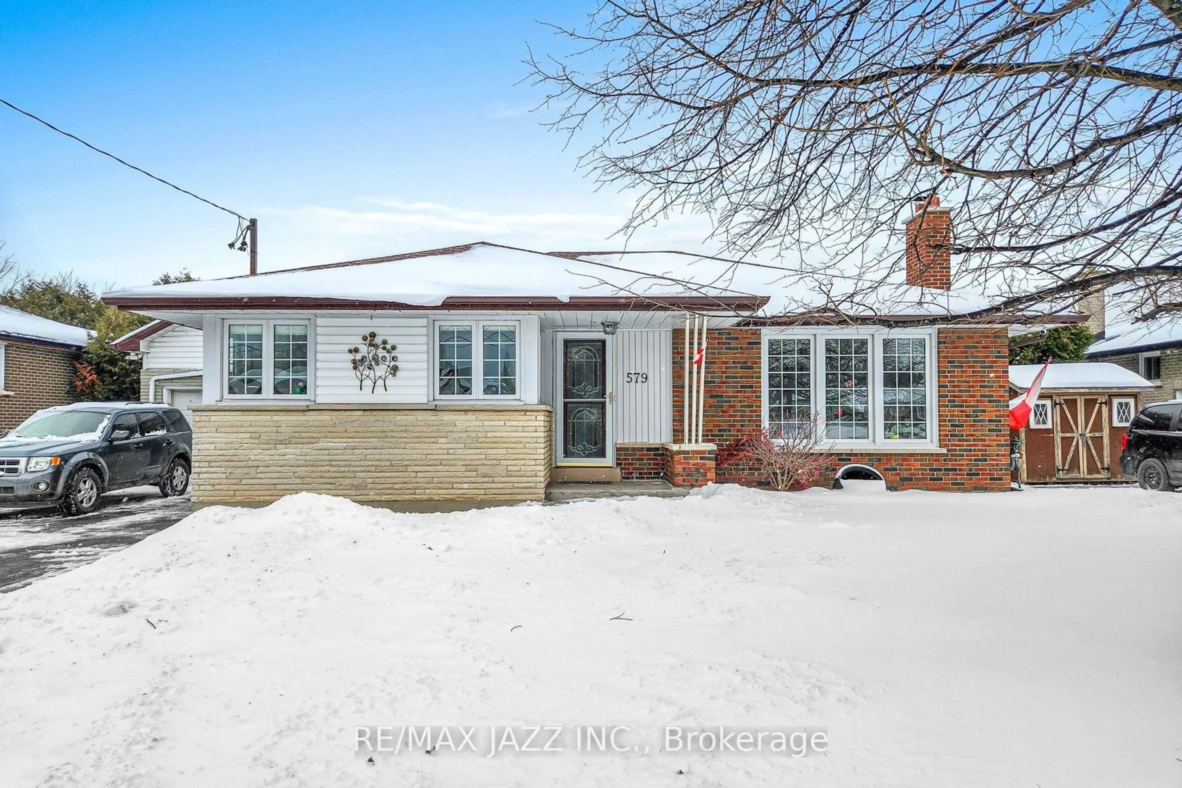 Home with brick exterior material, street for 579 Bond St, Oshawa Ontario L1G 1C3