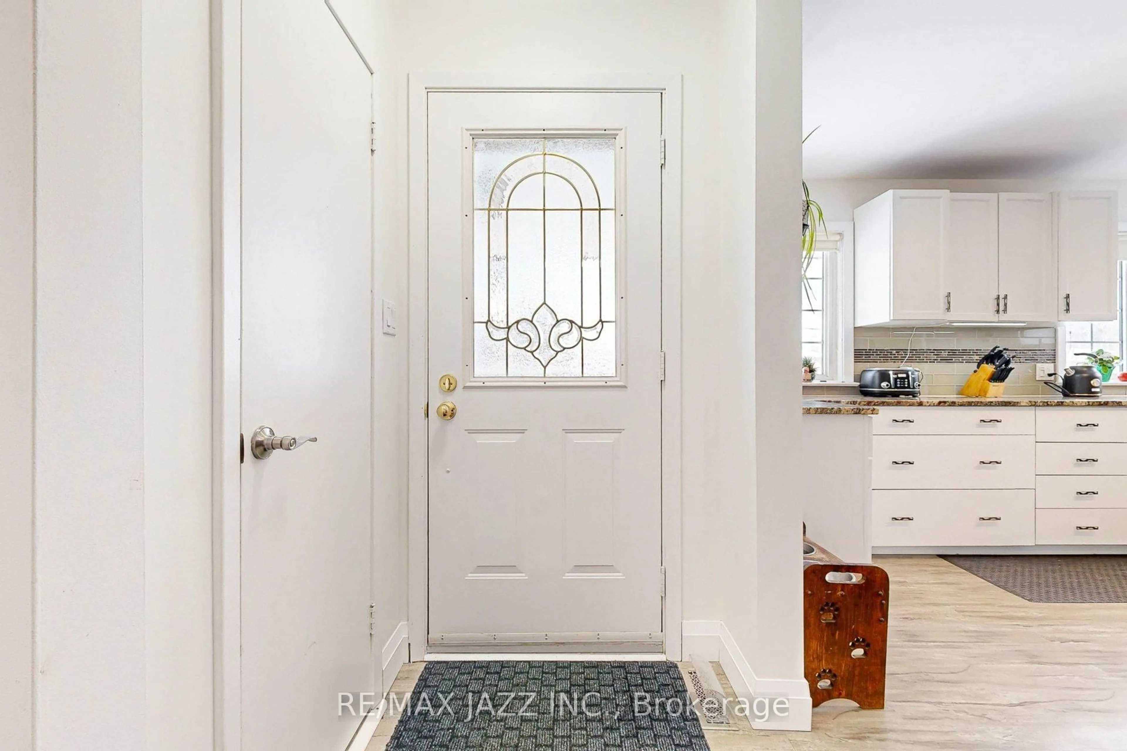 Indoor entryway for 579 Bond St, Oshawa Ontario L1G 1C3