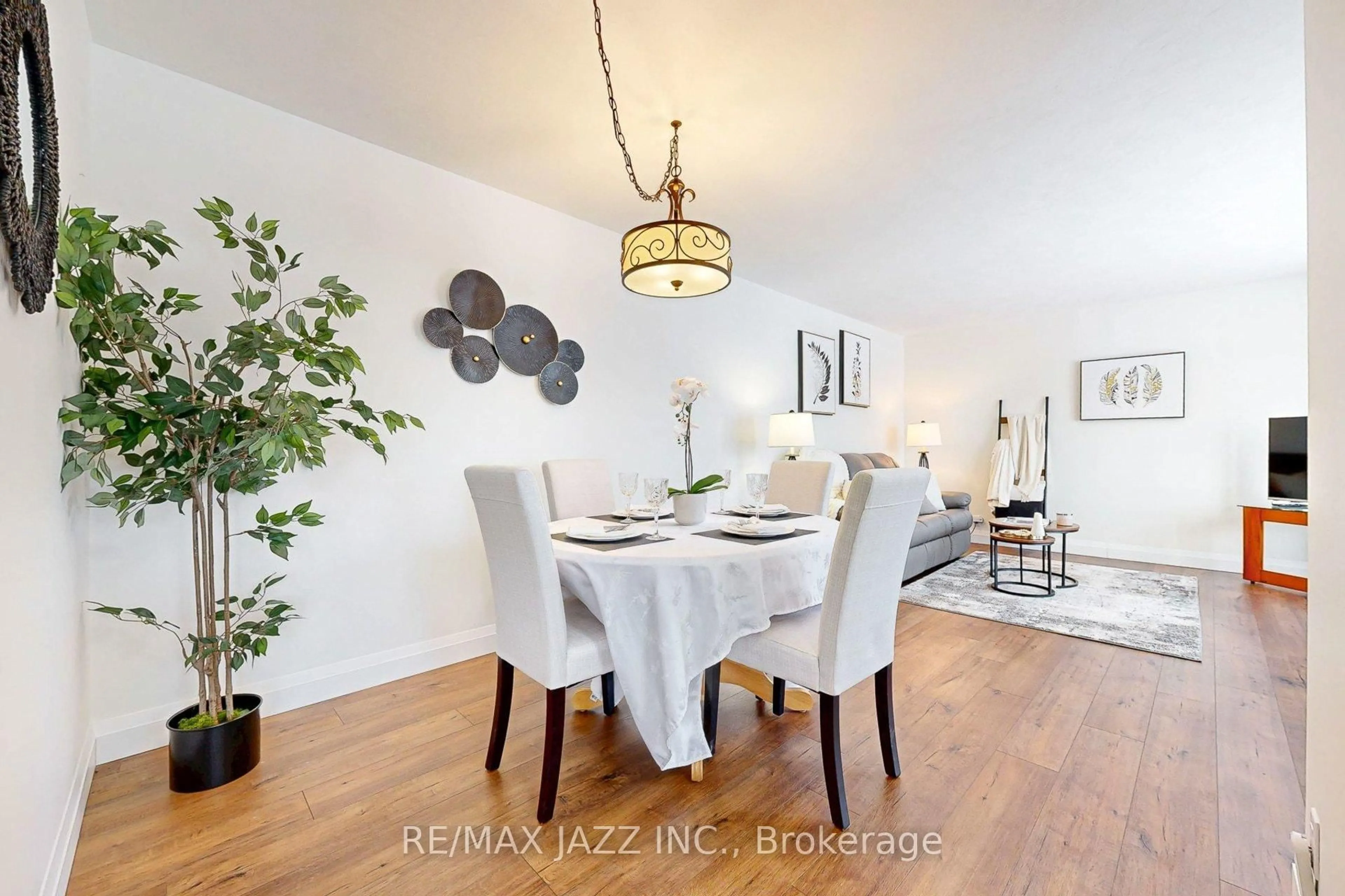 Dining room, wood/laminate floor for 579 Bond St, Oshawa Ontario L1G 1C3