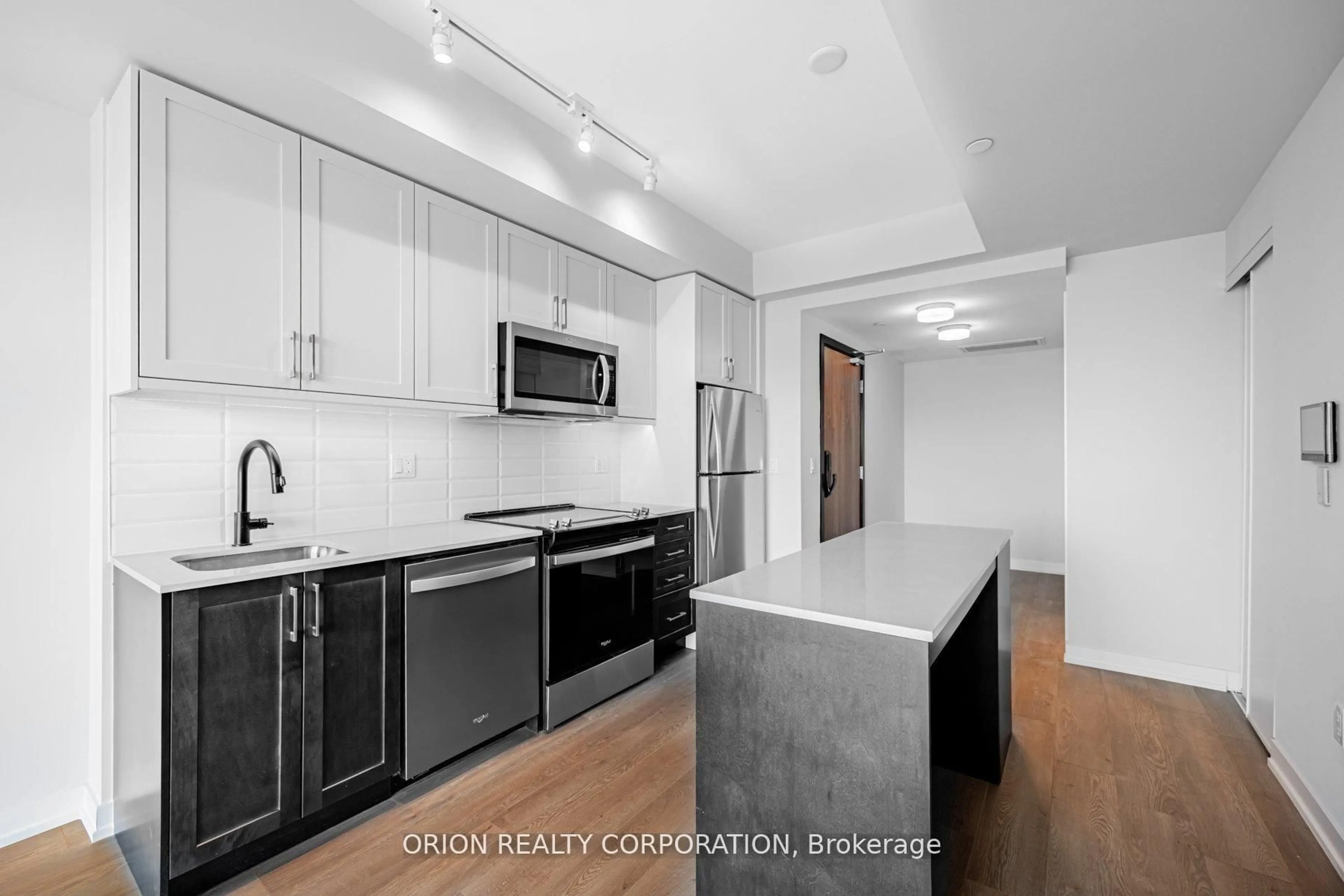 Standard kitchen, unknown for 201 Brock St #221, Whitby Ontario L1N 4K2