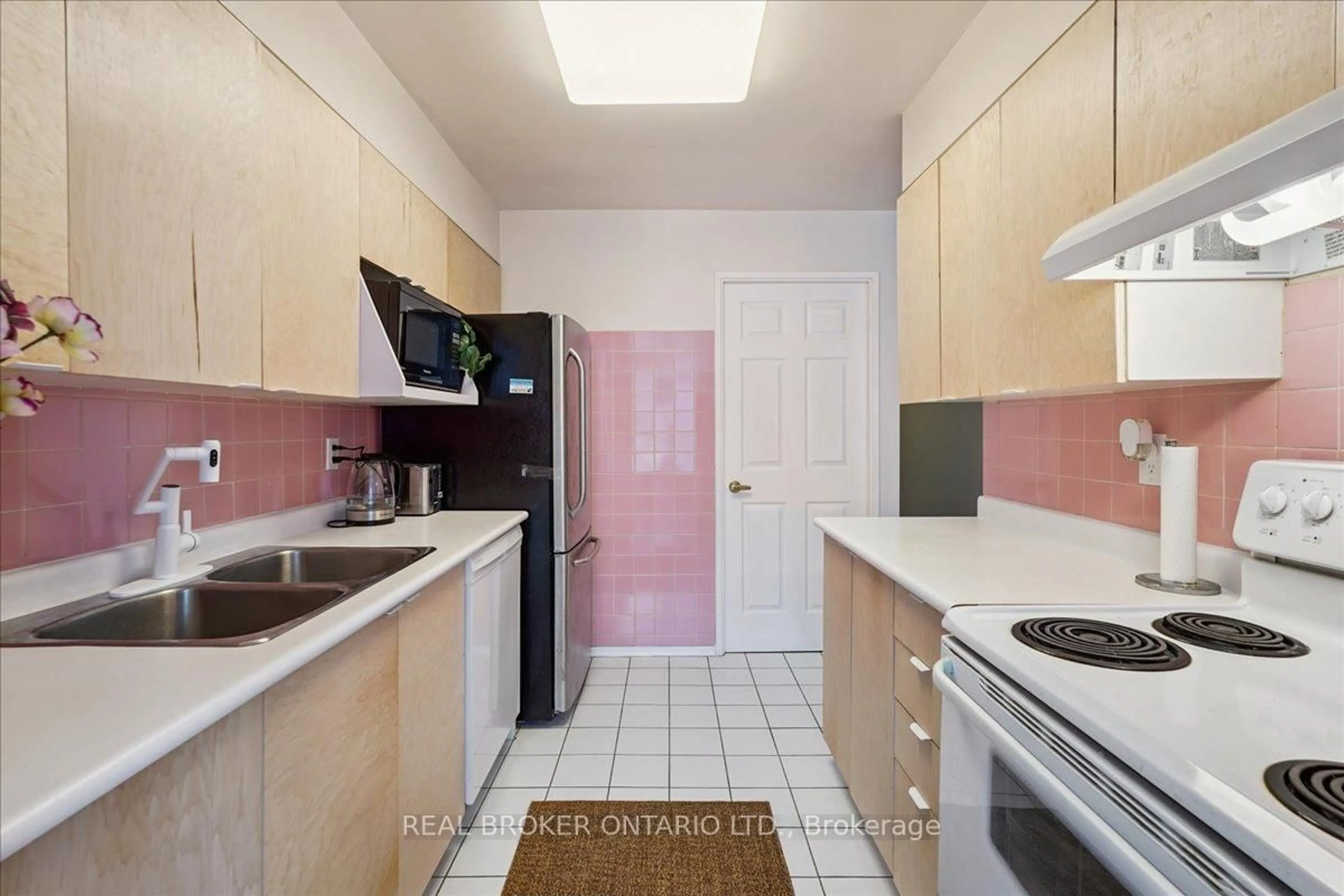 Standard kitchen, ceramic/tile floor for 3233 Eglington Ave #201, Toronto Ontario M1J 3N6