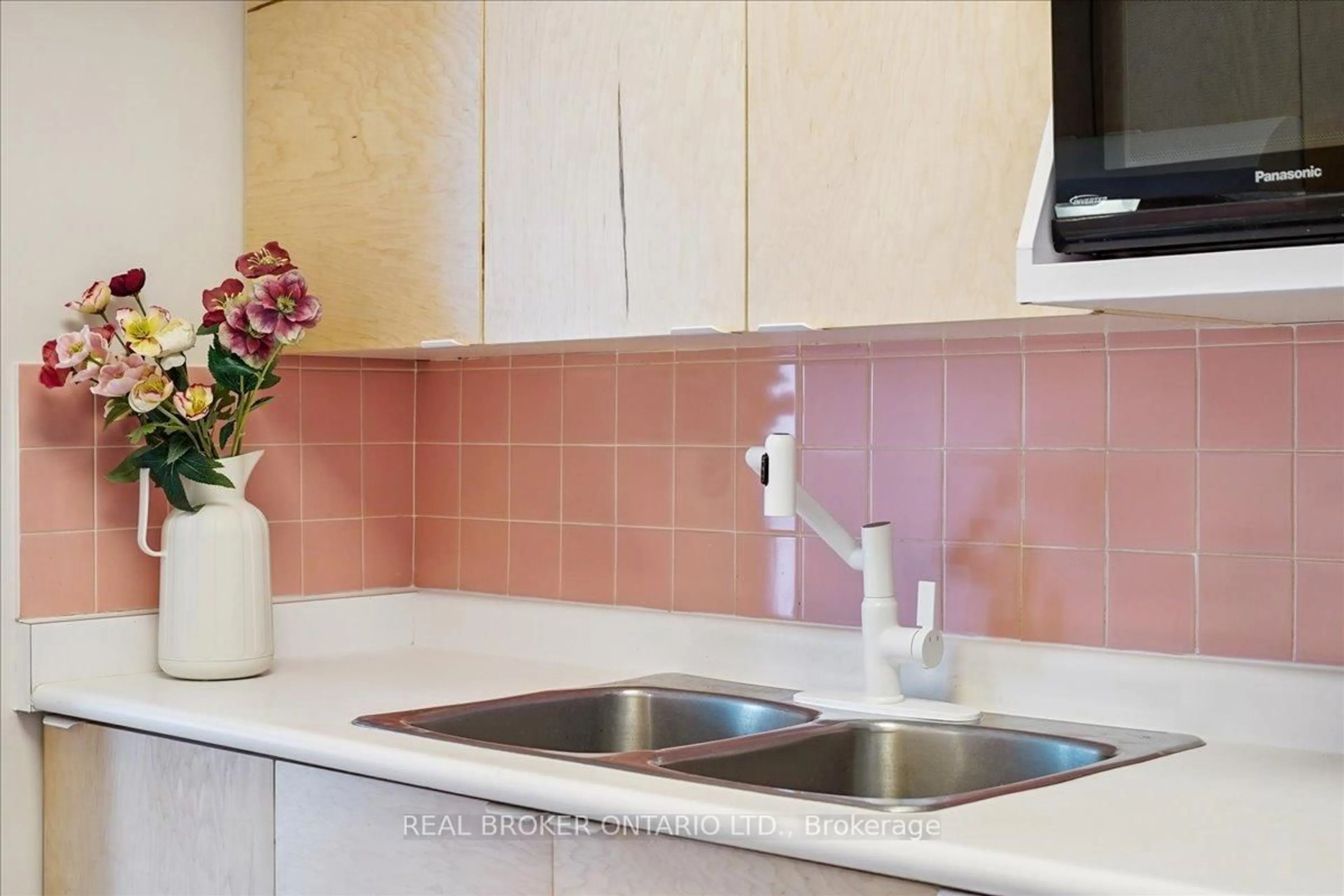 Standard kitchen, ceramic/tile floor for 3233 Eglington Ave #201, Toronto Ontario M1J 3N6