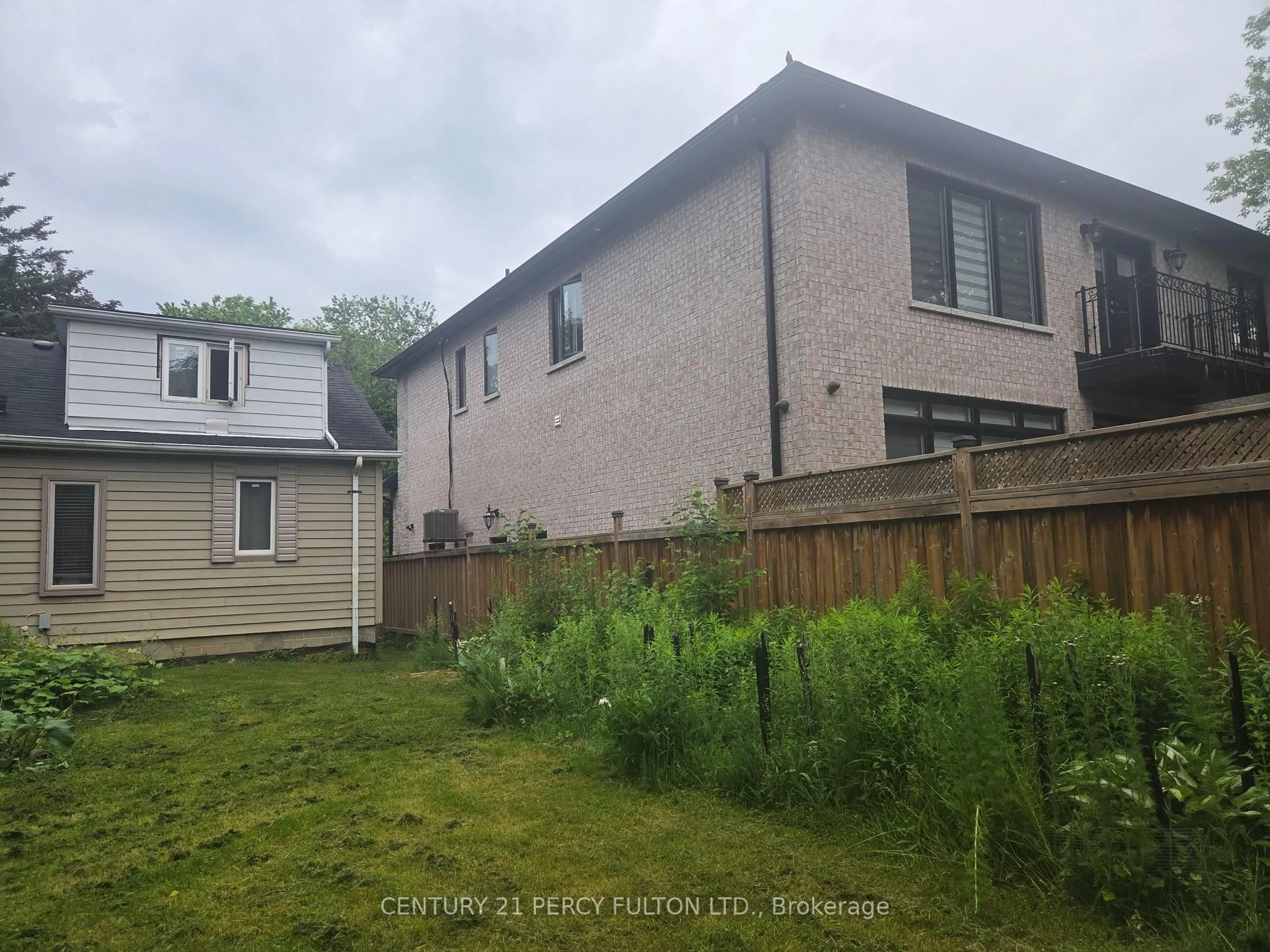 A pic from outside/outdoor area/front of a property/back of a property/a pic from drone, building for 97 Zaph Ave, Toronto Ontario M1C 1M9