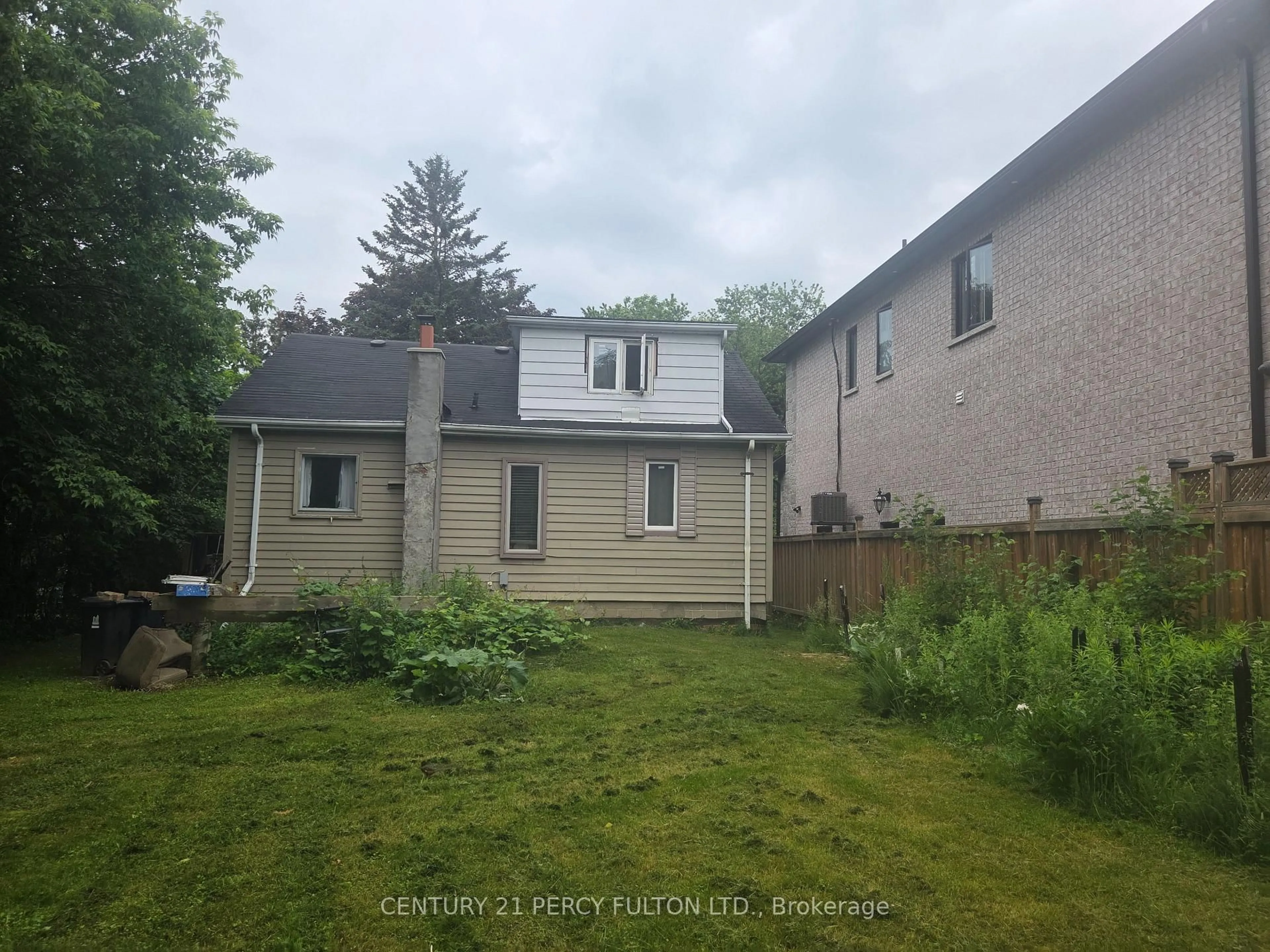 A pic from outside/outdoor area/front of a property/back of a property/a pic from drone, building for 97 Zaph Ave, Toronto Ontario M1C 1M9