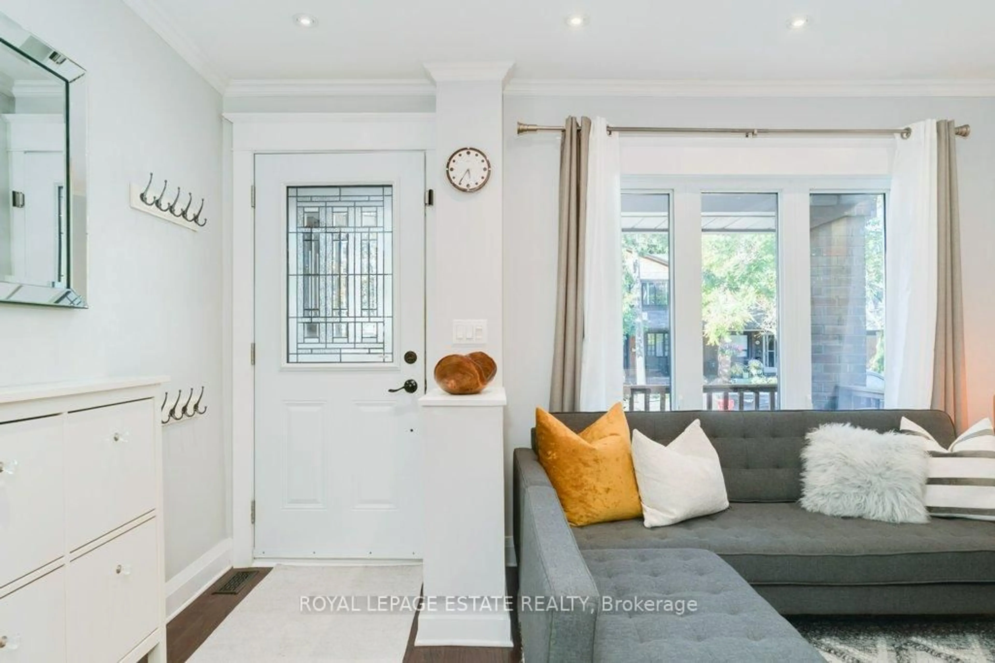 Indoor entryway for 331 Scarborough Rd, Toronto Ontario M4E 3M9