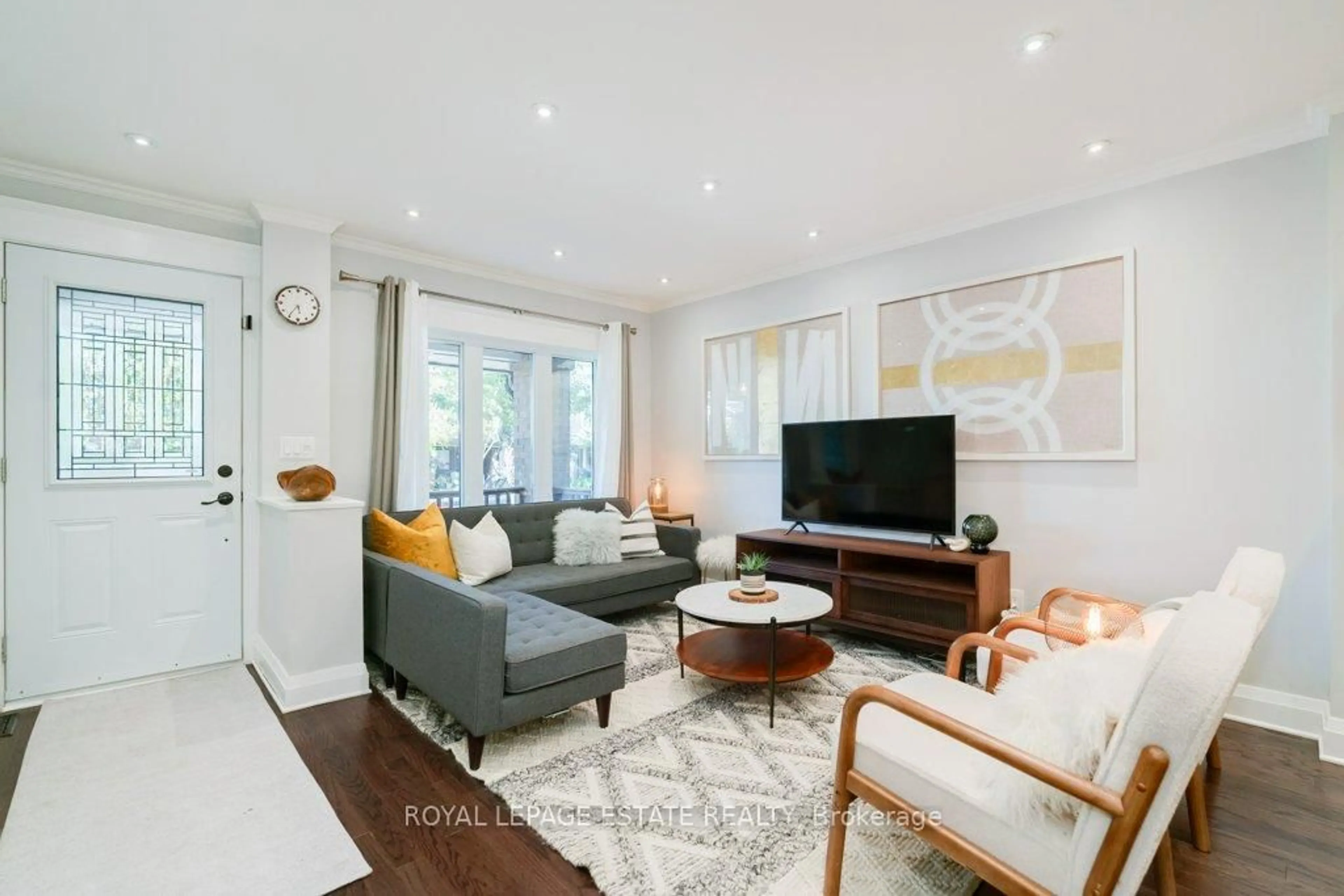 Living room with furniture, unknown for 331 Scarborough Rd, Toronto Ontario M4E 3M9