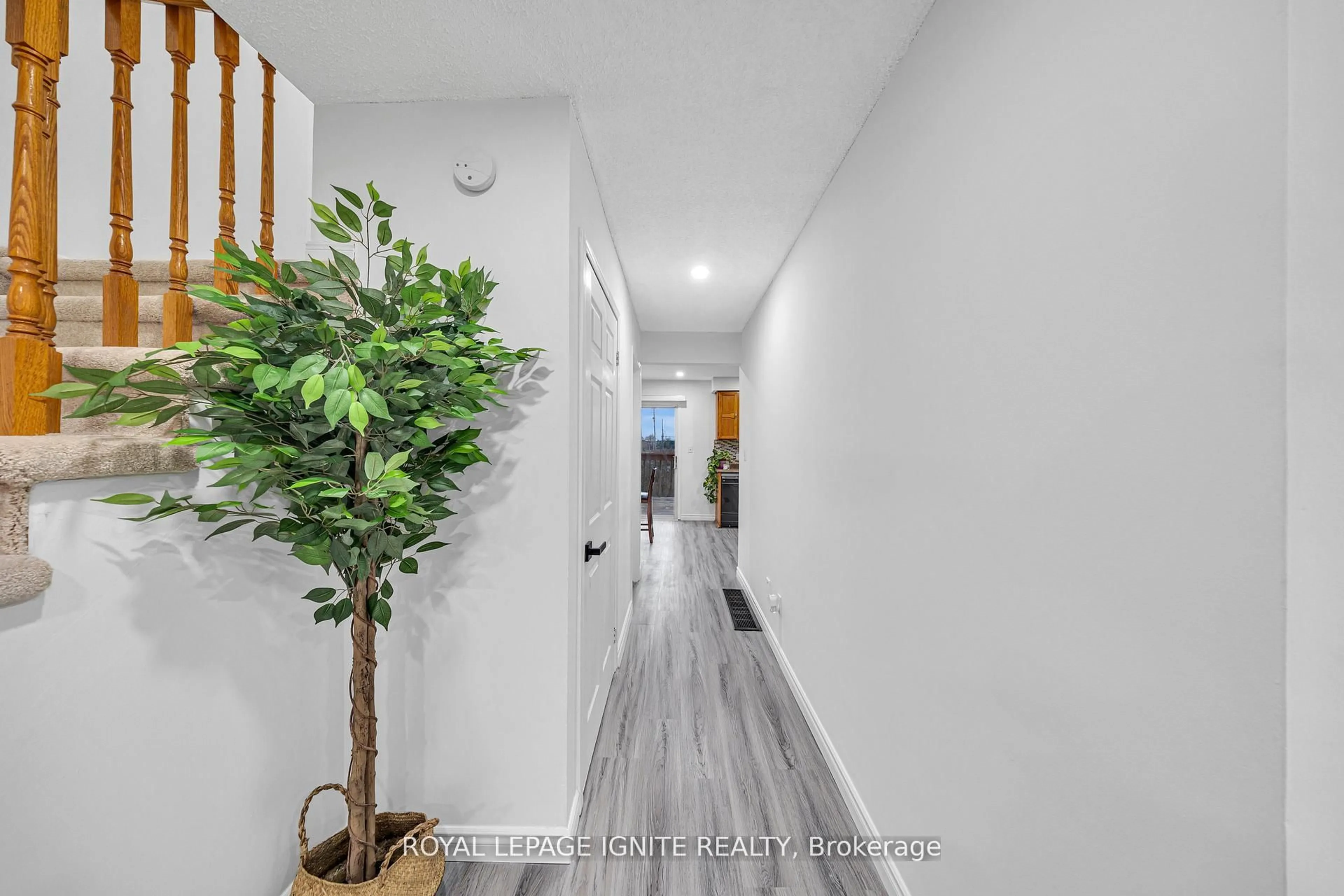 Indoor entryway for 431 Cobblehill Dr, Oshawa Ontario L1K 1Y6