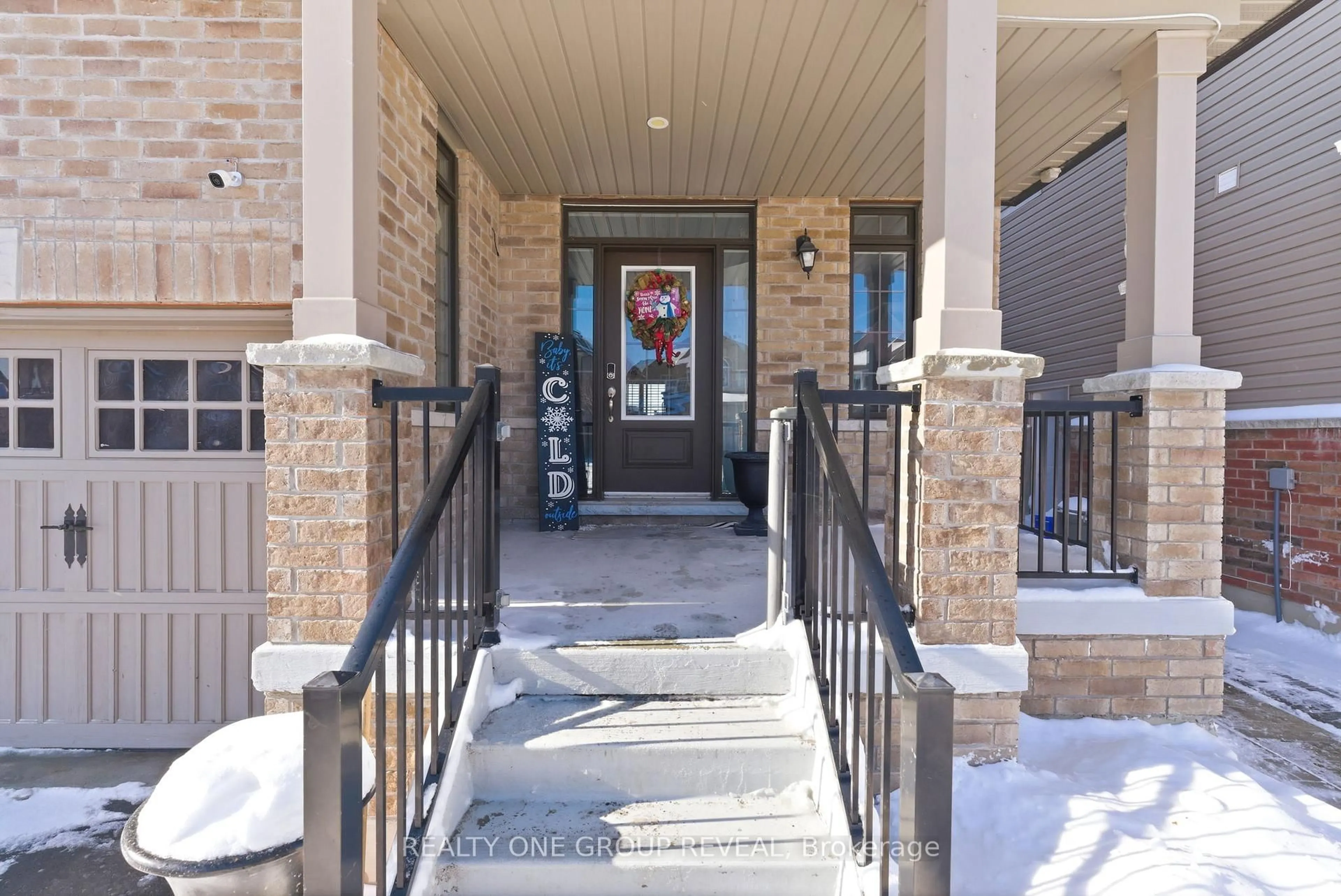 Indoor entryway for 238 Crombie St, Clarington Ontario L1C 0T8