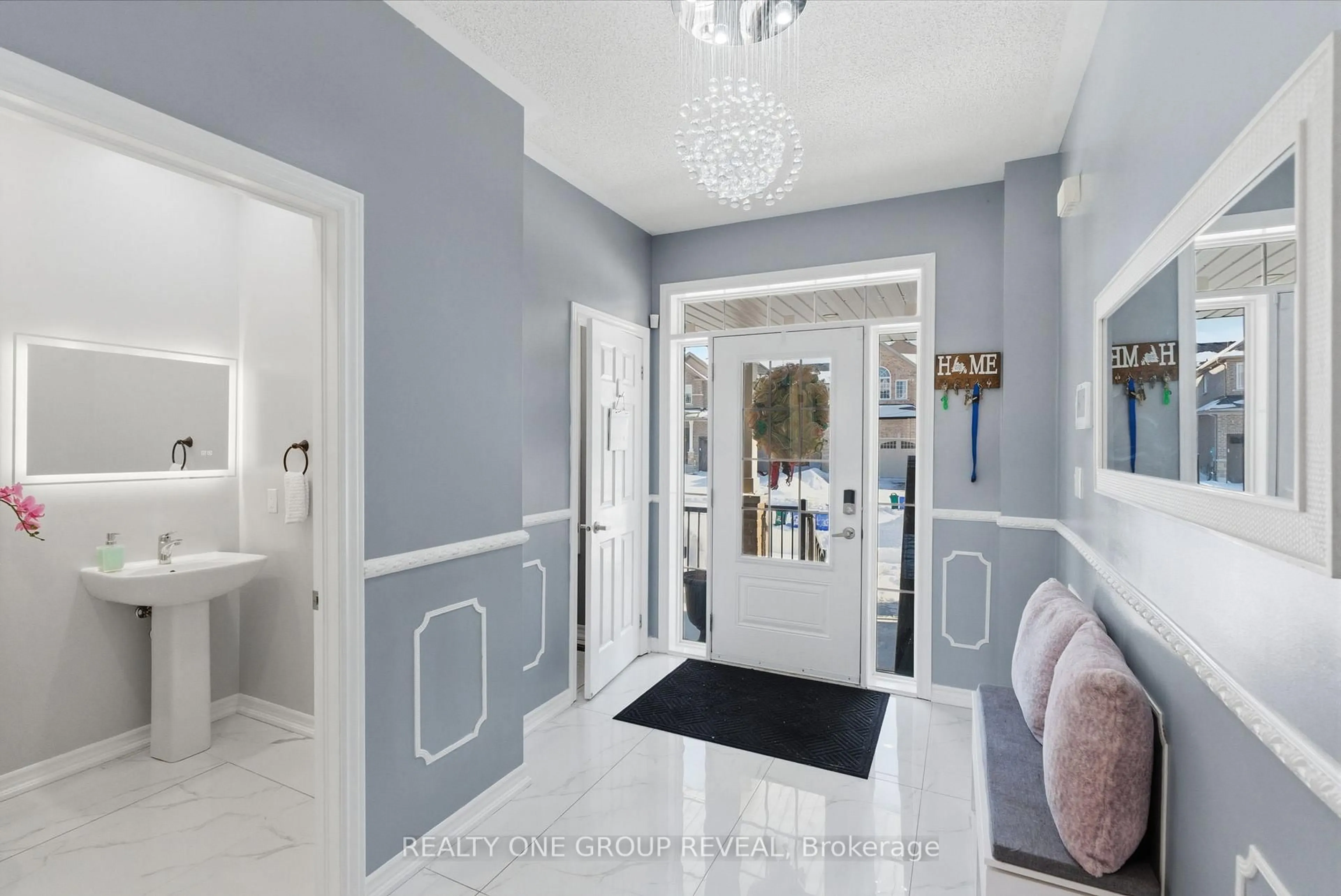 Indoor entryway for 238 Crombie St, Clarington Ontario L1C 0T8