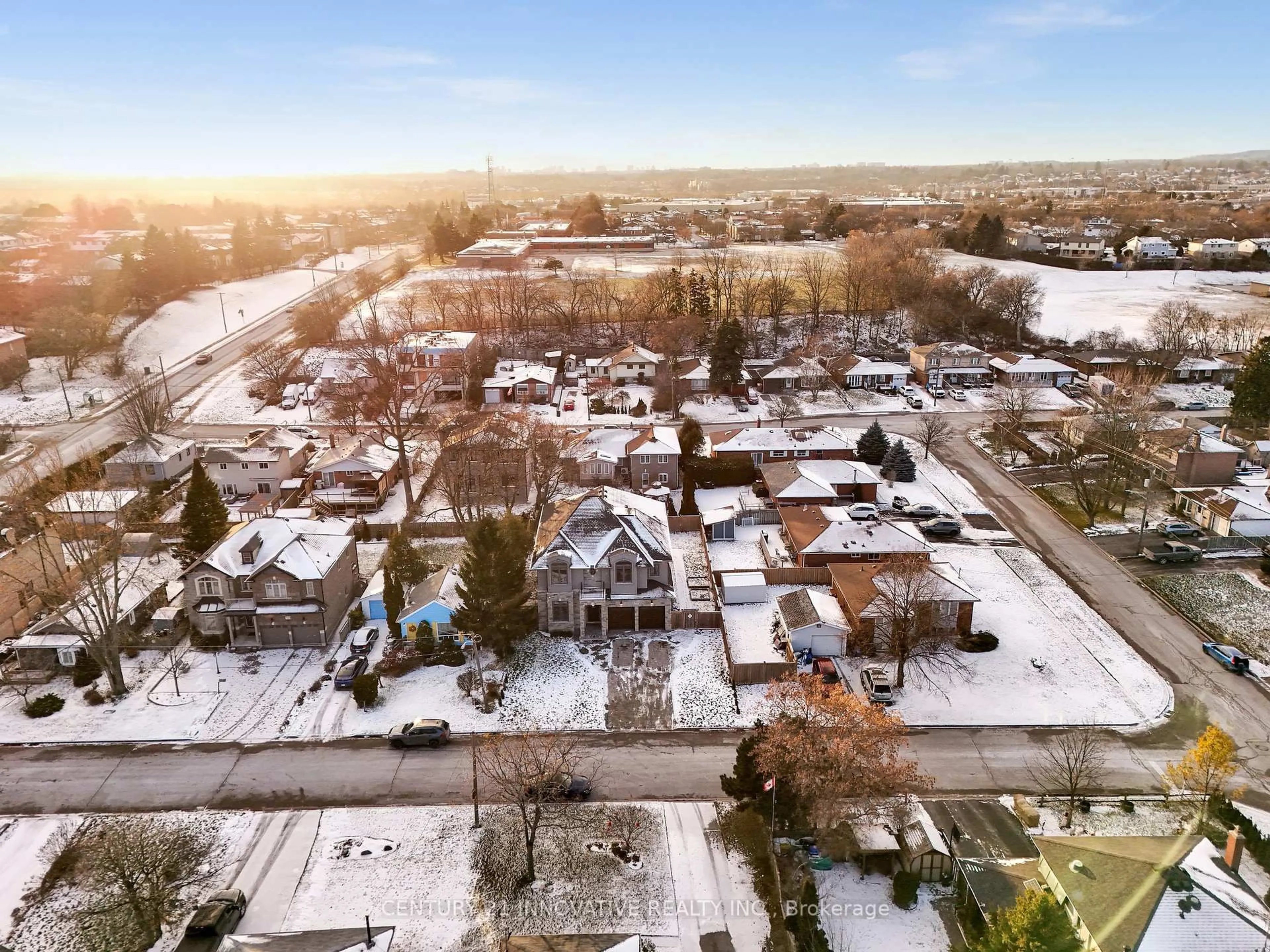 A pic from outside/outdoor area/front of a property/back of a property/a pic from drone, street for 752 Hillview Cres, Pickering Ontario L1W 2S1