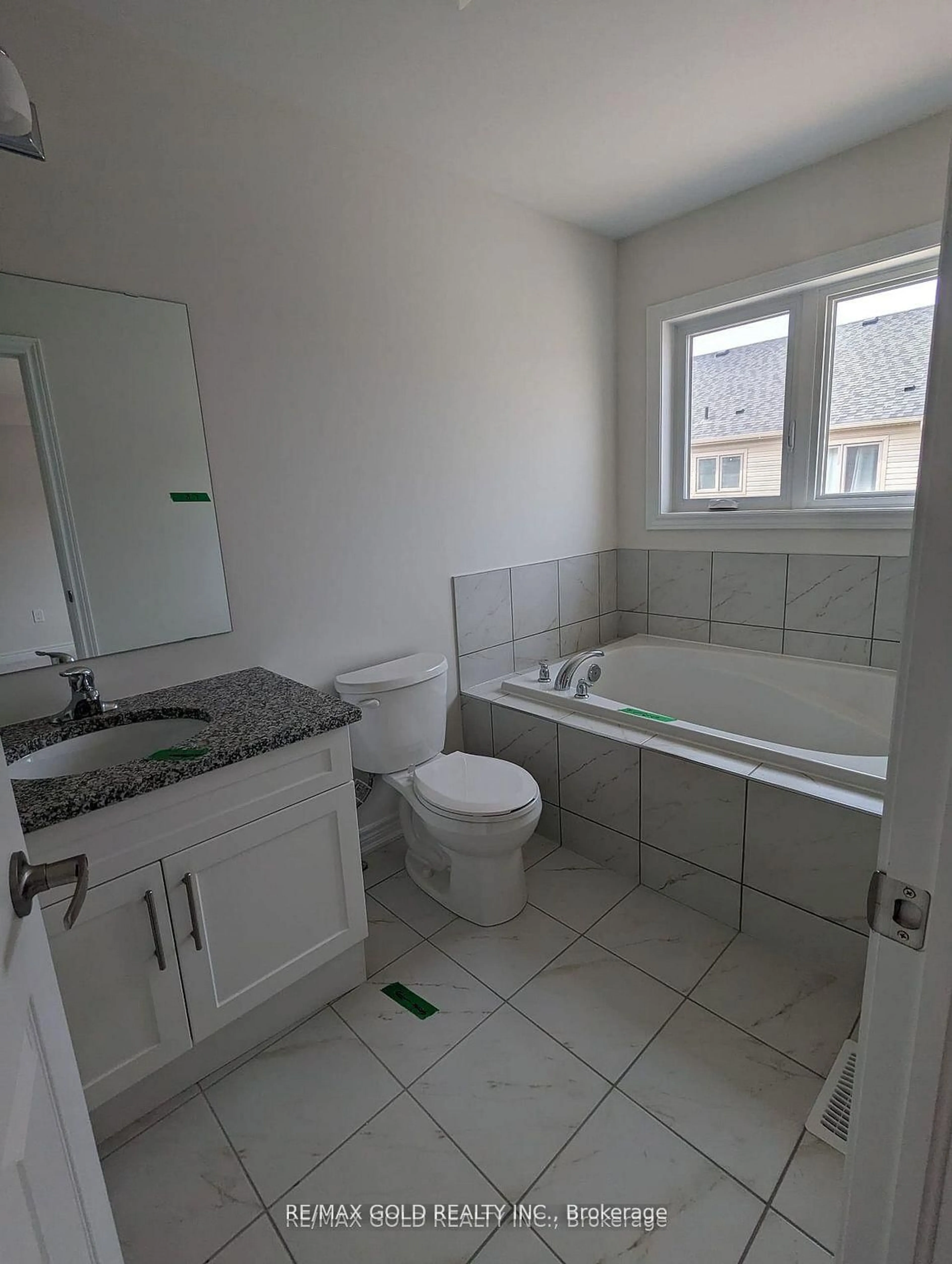 Standard bathroom, ceramic/tile floor for 46 Bayardo Dr, Oshawa Ontario L1L 0V2