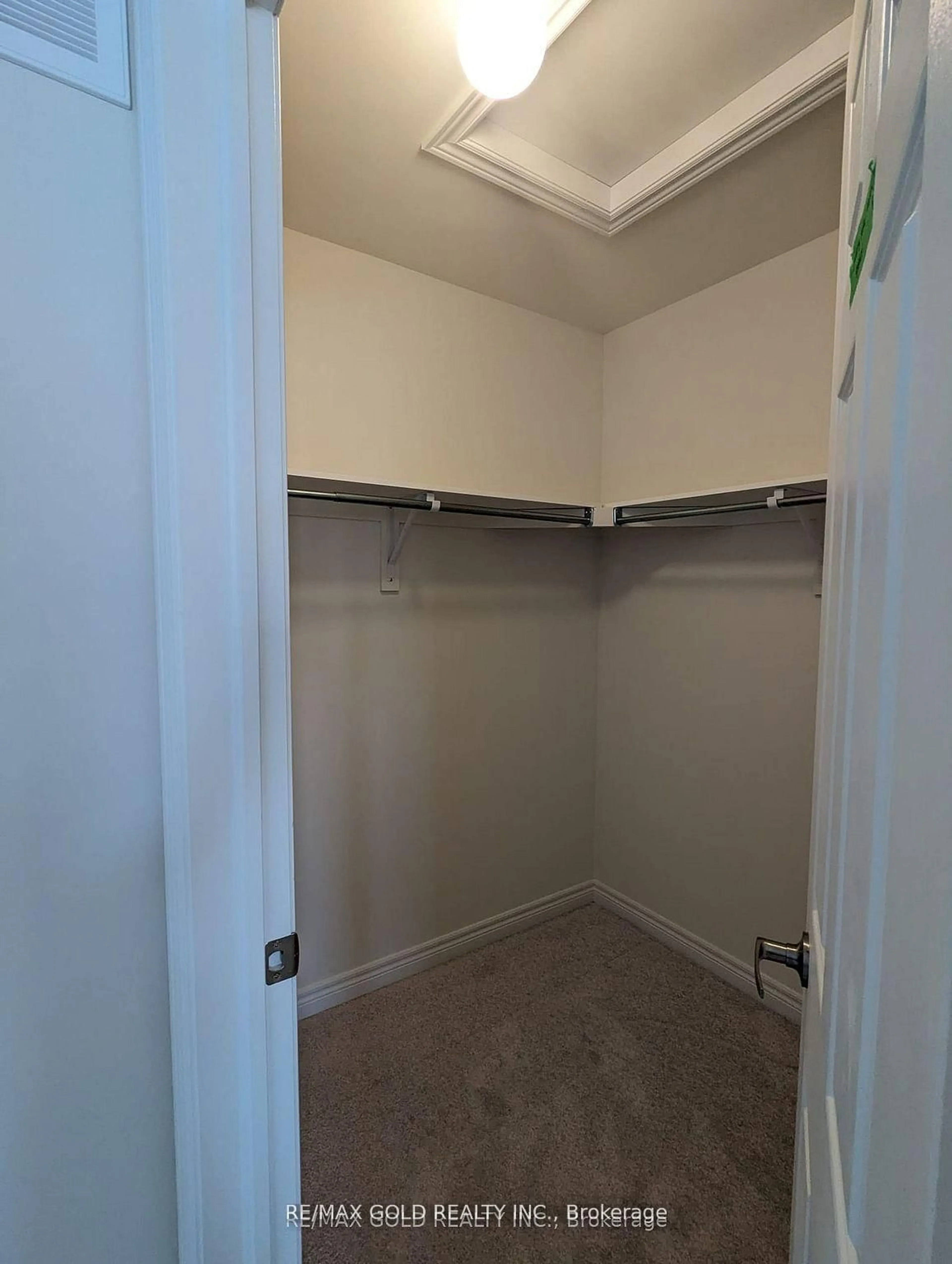 Storage room or clothes room or walk-in closet for 46 Bayardo Dr, Oshawa Ontario L1L 0V2