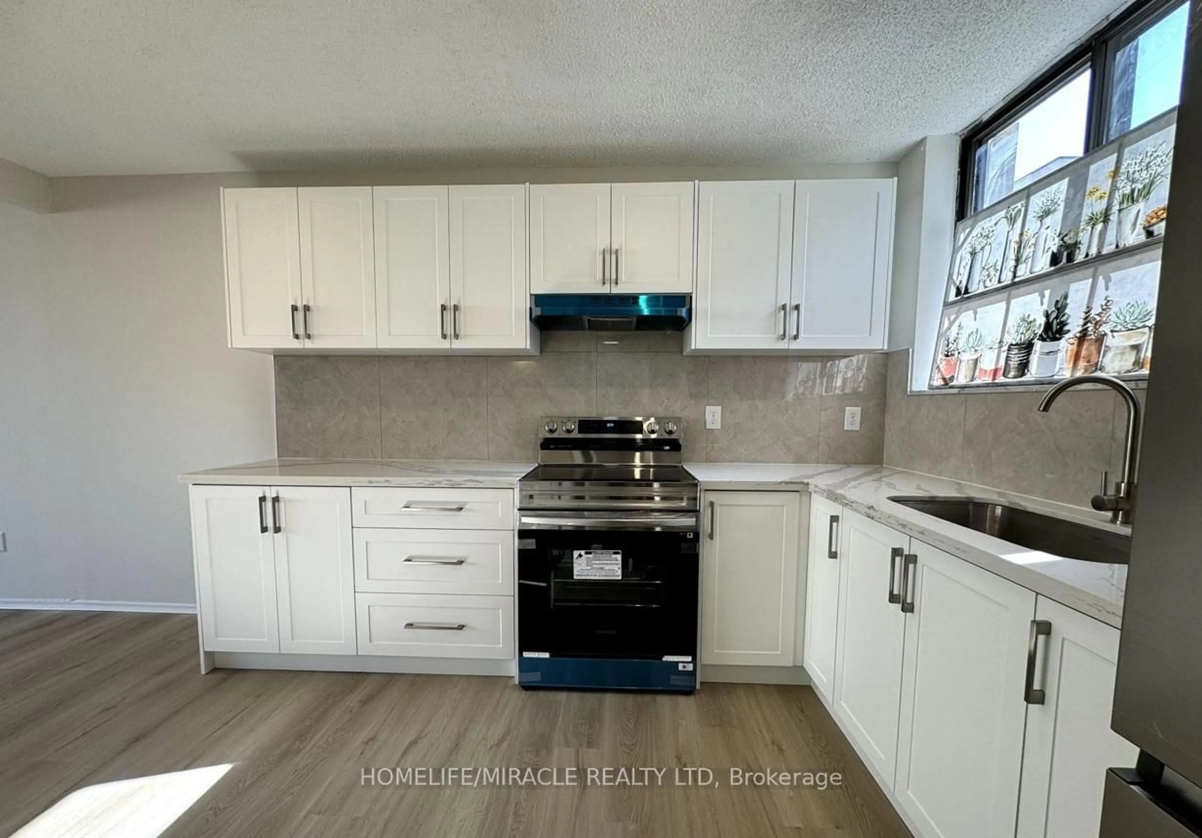 Standard kitchen, ceramic/tile floor for 665 Kennedy Rd #303, Toronto Ontario M1K 5E2