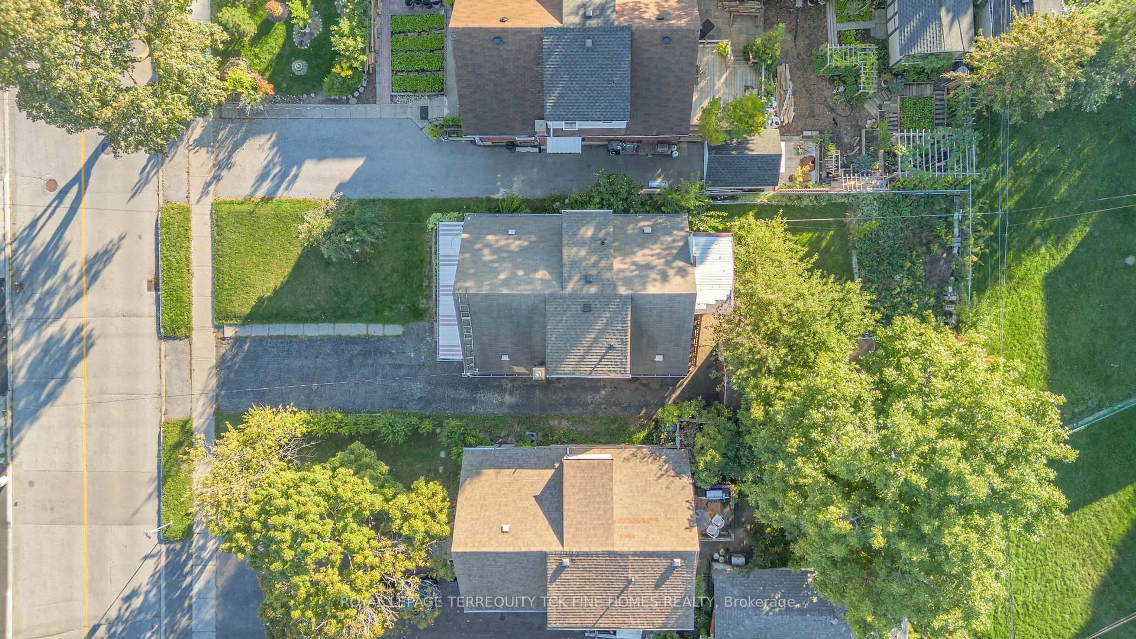 A pic from outside/outdoor area/front of a property/back of a property/a pic from drone, street for 28 Lynvalley Cres, Toronto Ontario M1R 2V3