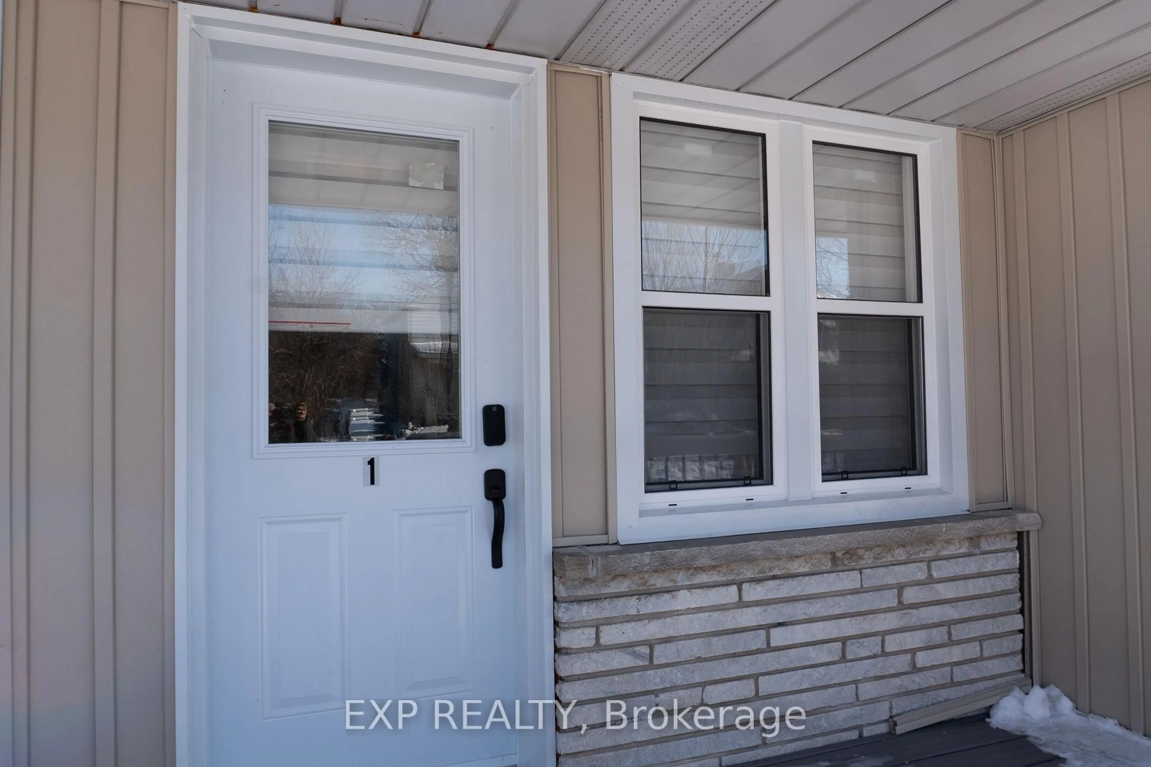 Indoor entryway for 1515 Dufferin St, Whitby Ontario L1N 1B3