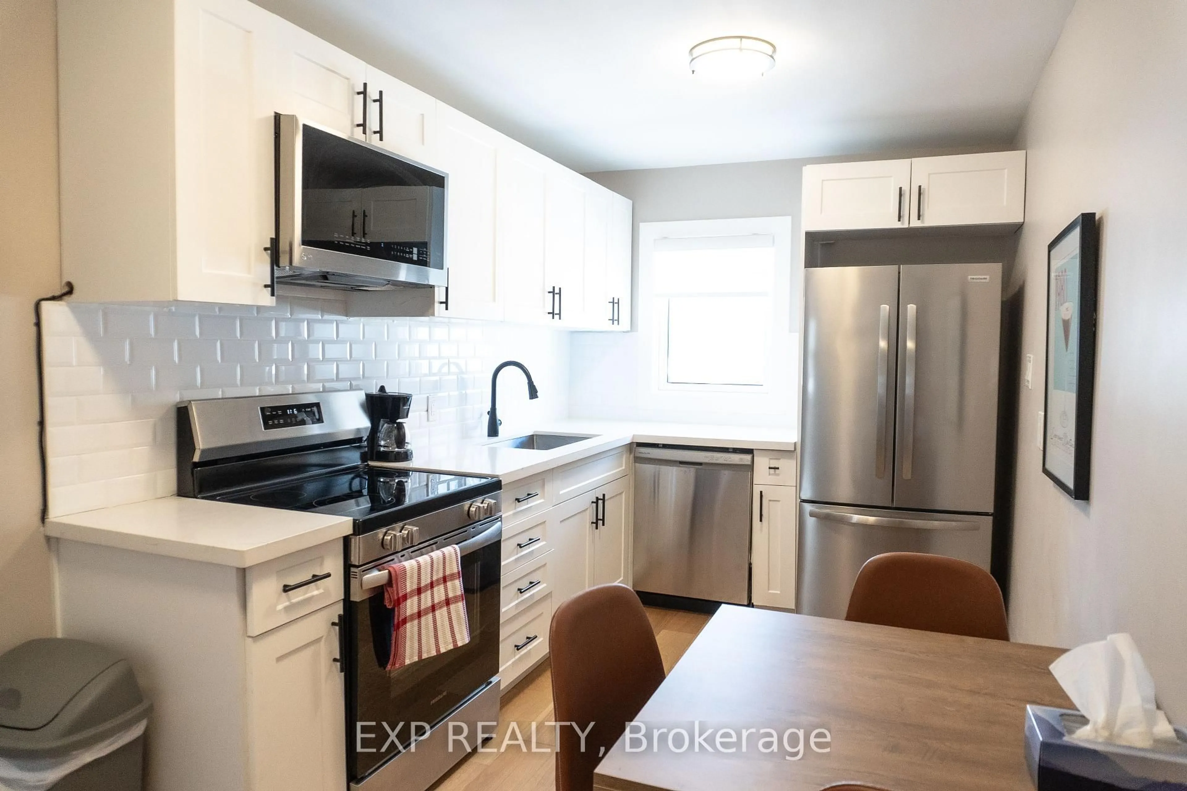 Standard kitchen, unknown for 1515 Dufferin St, Whitby Ontario L1N 1B3