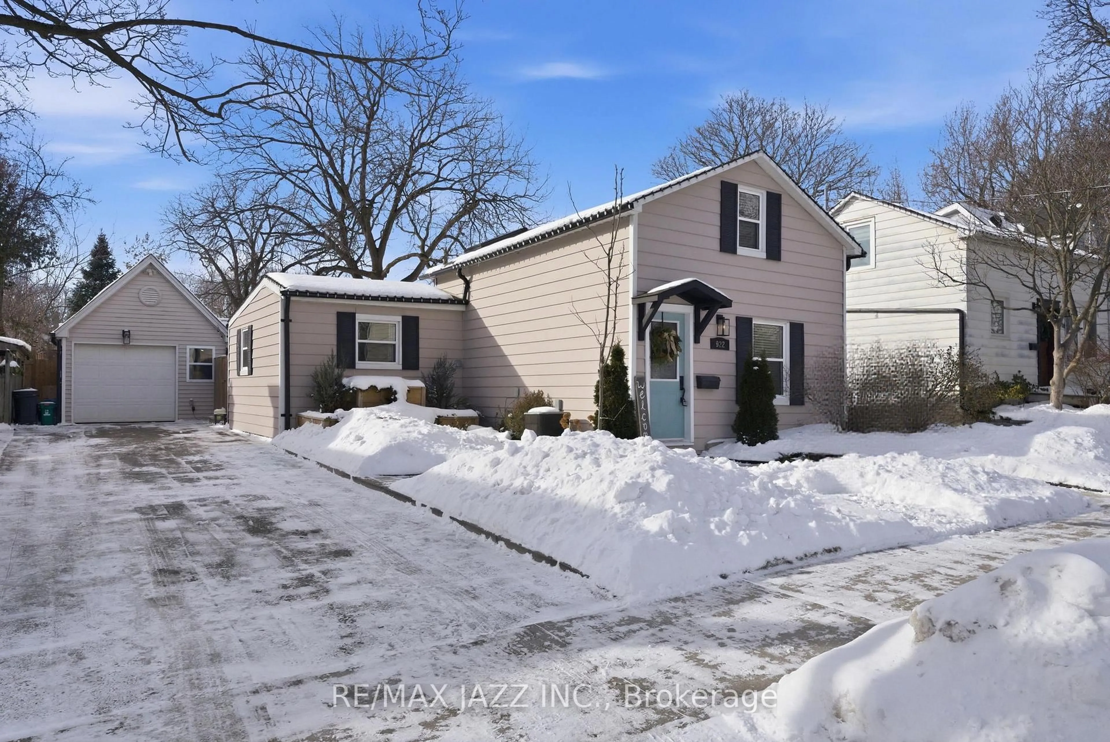 Unknown for 922 Byron St, Whitby Ontario L1N 4R9