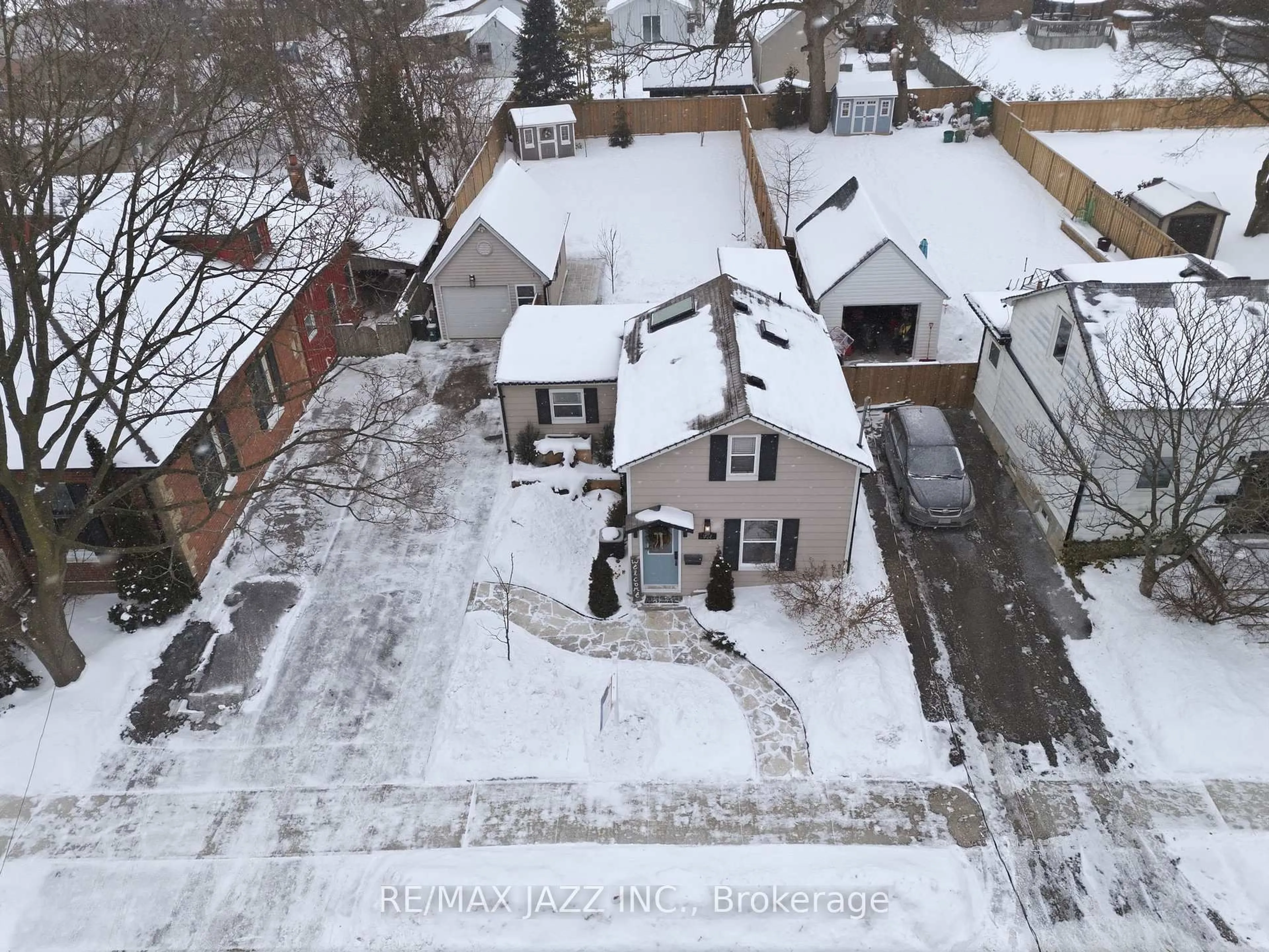 A pic from outside/outdoor area/front of a property/back of a property/a pic from drone, street for 922 Byron St, Whitby Ontario L1N 4R9
