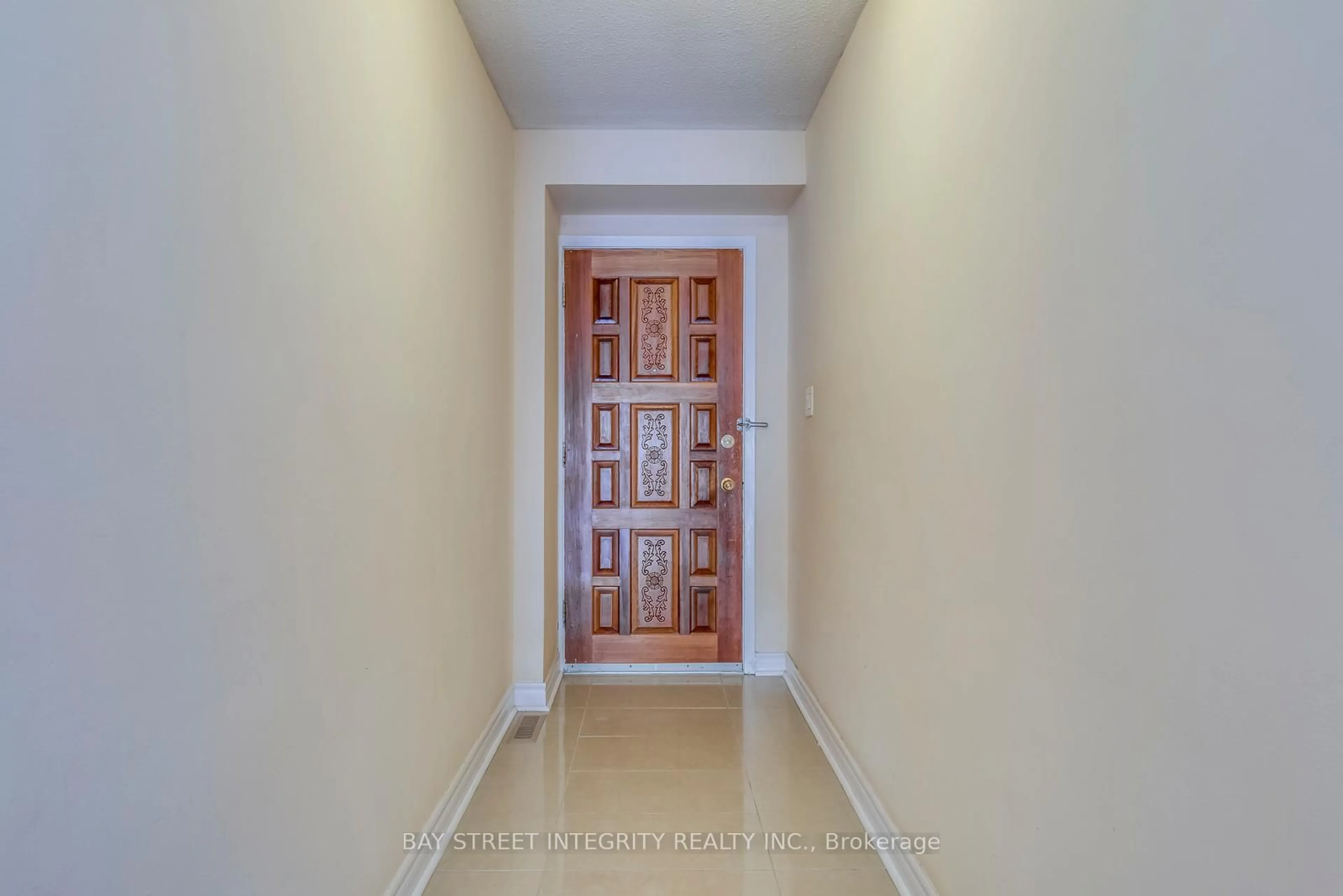 Indoor foyer for 200 Invergordon Ave, Toronto Ontario M1S 4A1