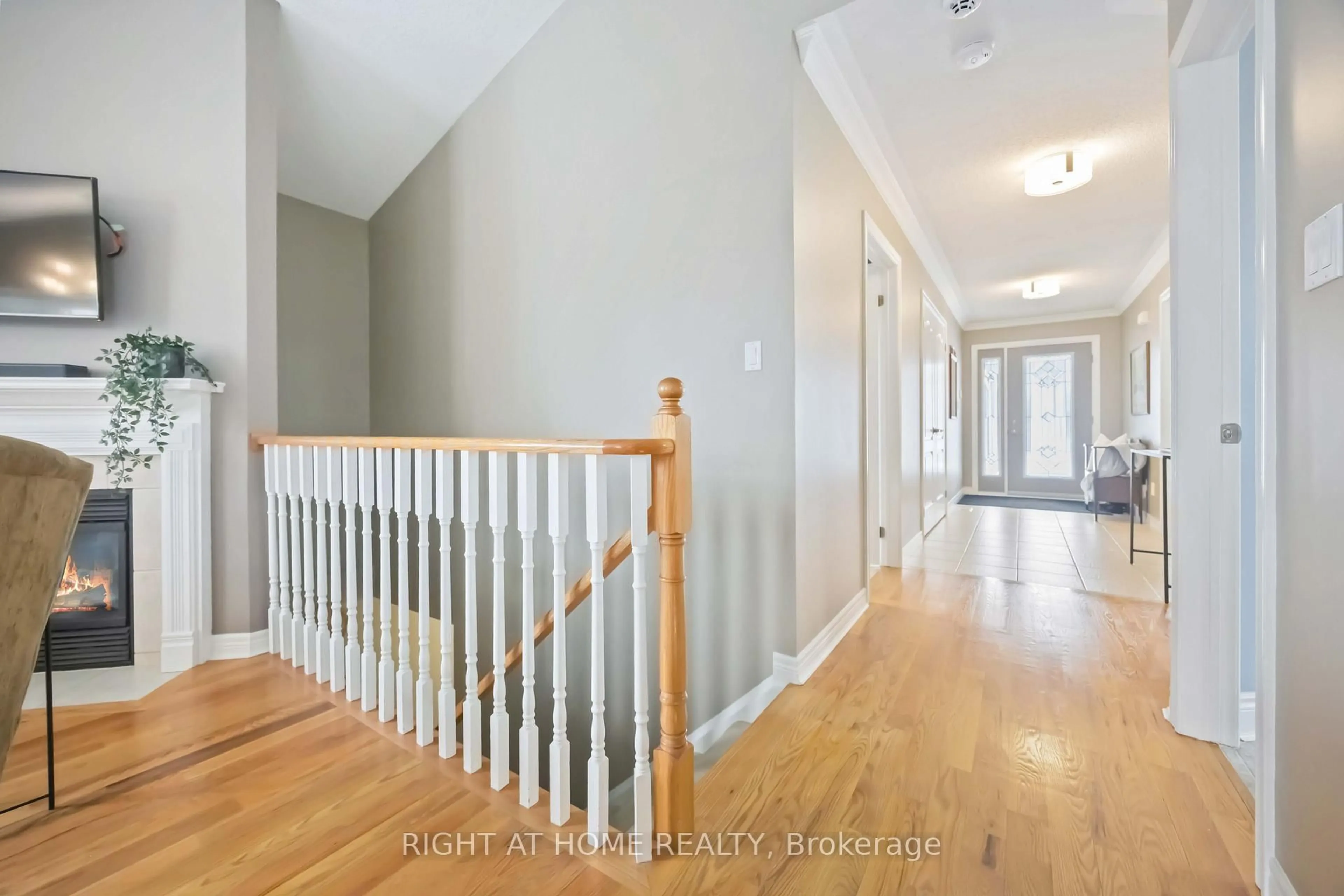 Indoor entryway for 7 Lady May Dr, Whitby Ontario L1R 3C8