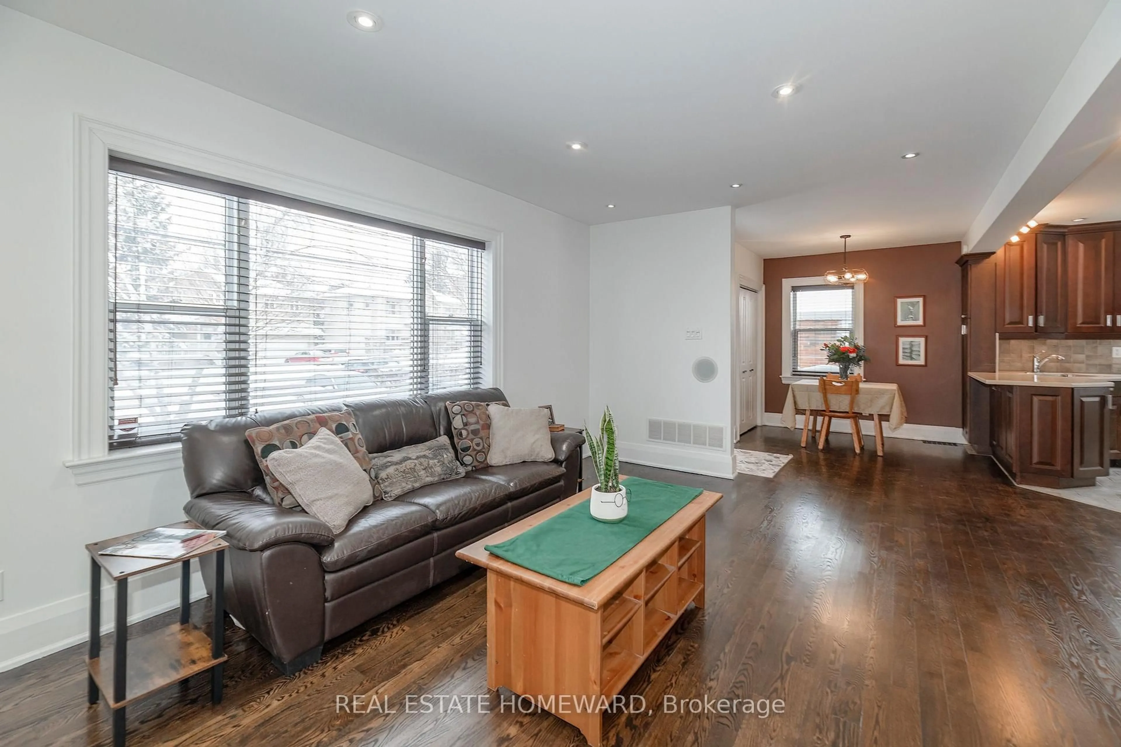 Living room with furniture, wood/laminate floor for 237 Ferris Rd, Toronto Ontario M4B 1H2