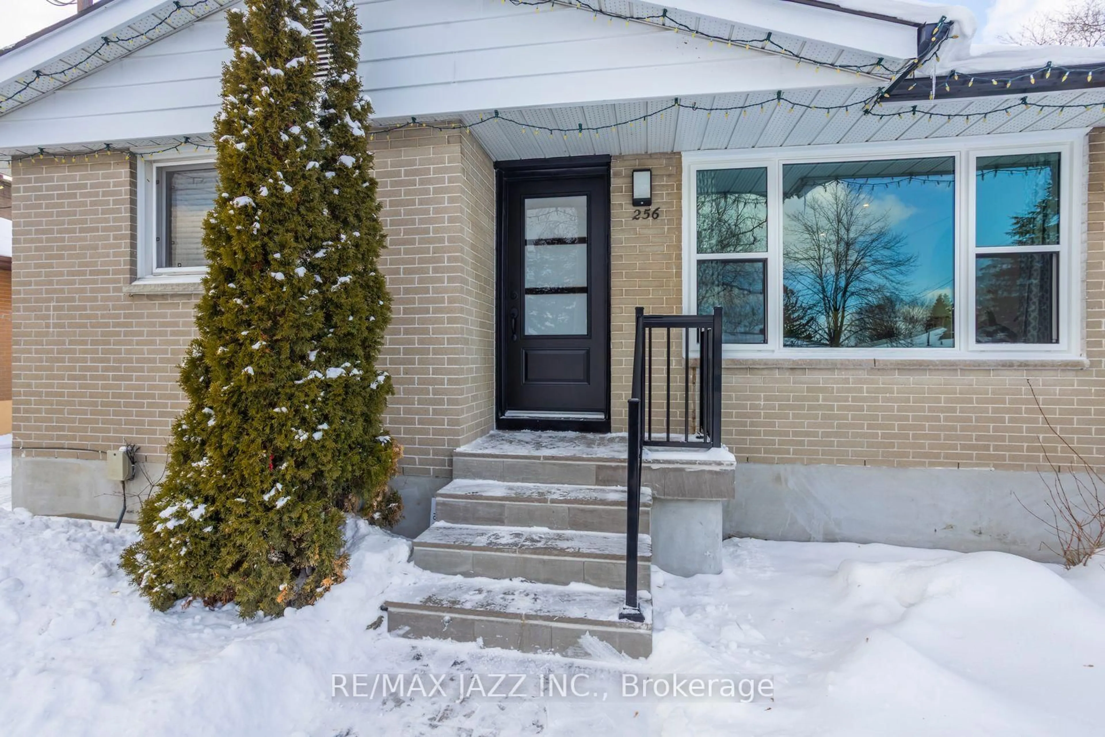 Indoor entryway for 256 Trent St, Oshawa Ontario L1J 4N1