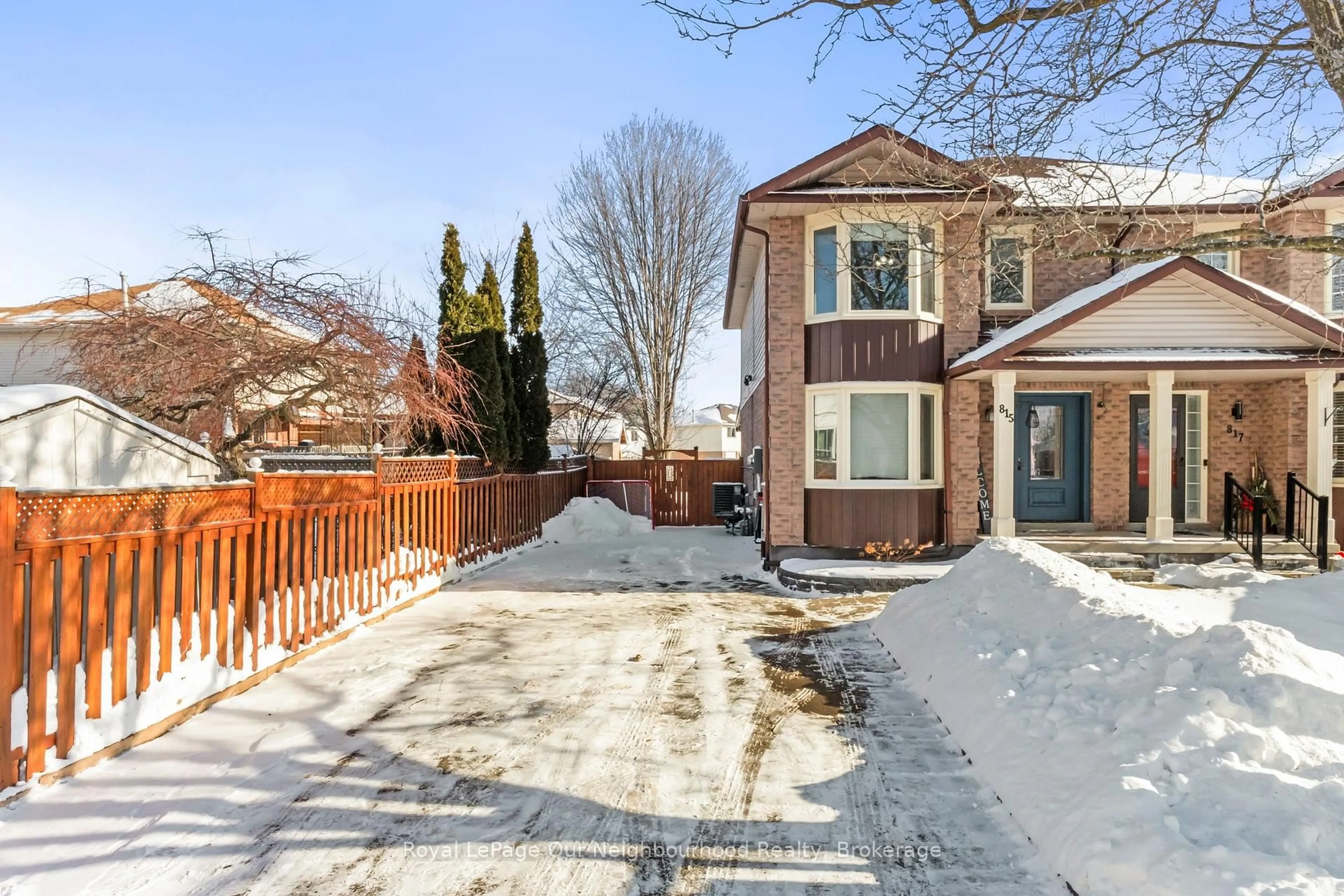 A pic from outside/outdoor area/front of a property/back of a property/a pic from drone, street for 815 Buttonbush Crt, Oshawa Ontario L1K 2H9