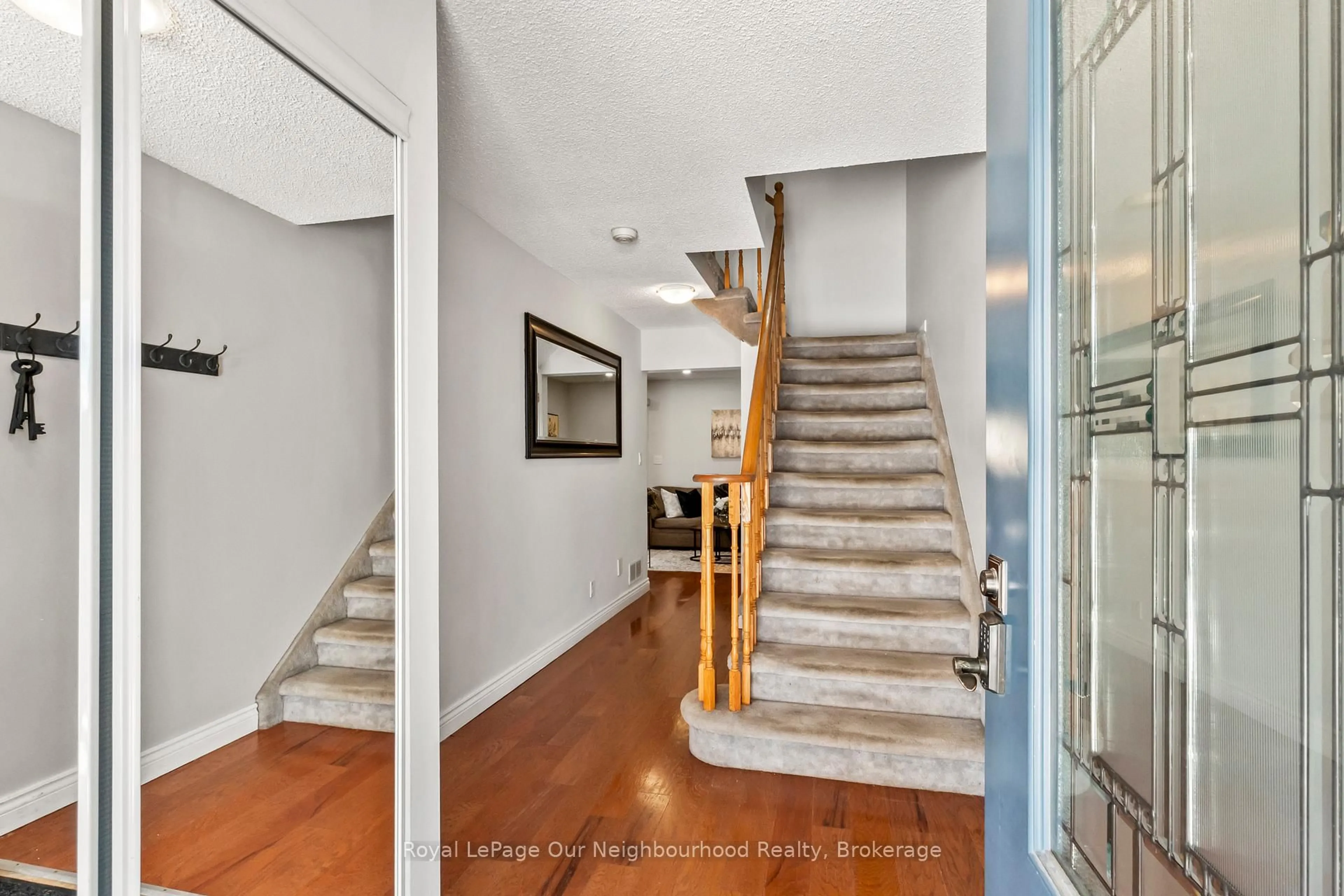 Indoor foyer for 815 Buttonbush Crt, Oshawa Ontario L1K 2H9