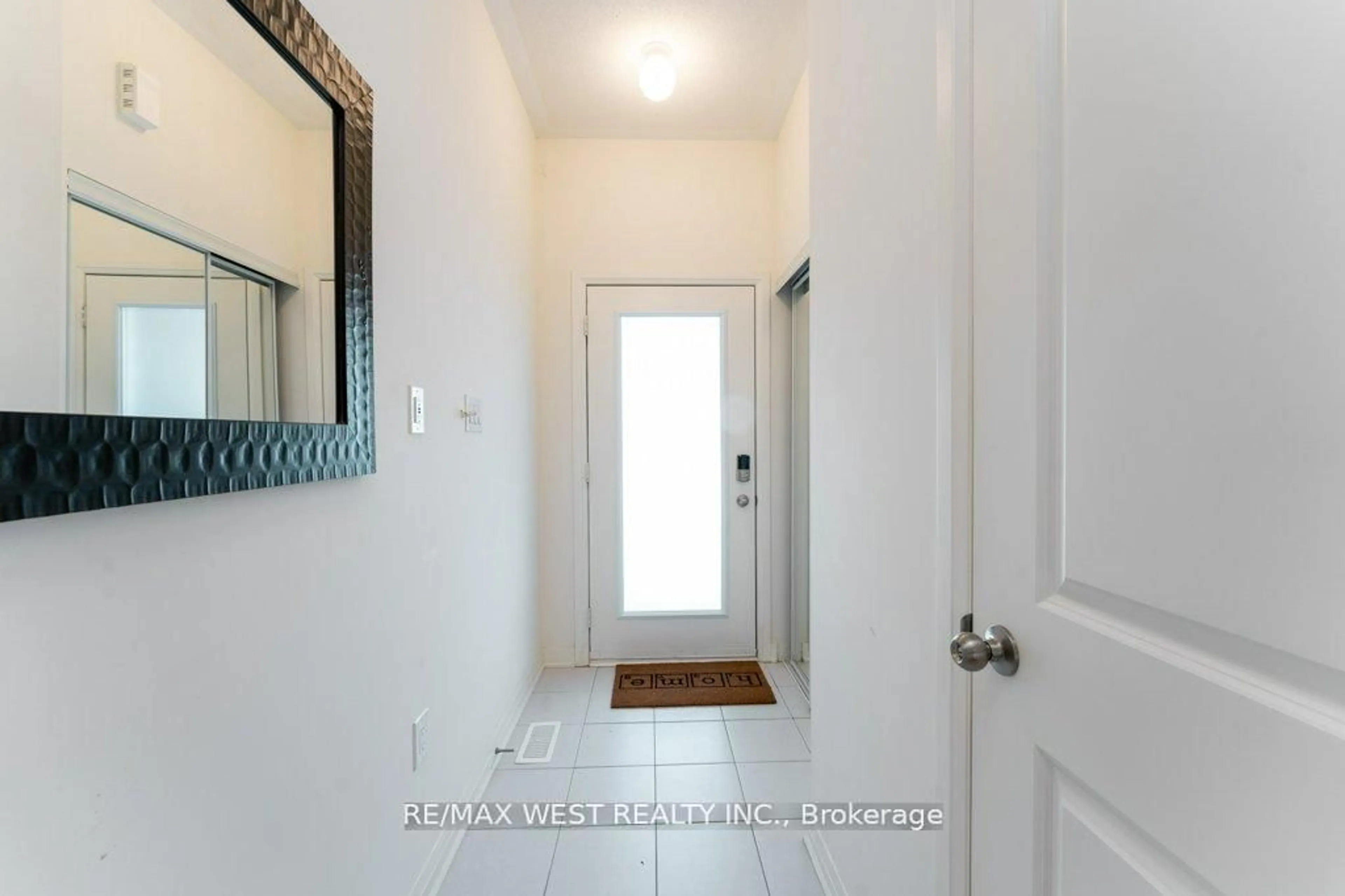 Indoor entryway for 153 Sailors Landing Dr, Clarington Ontario L1C 7G4